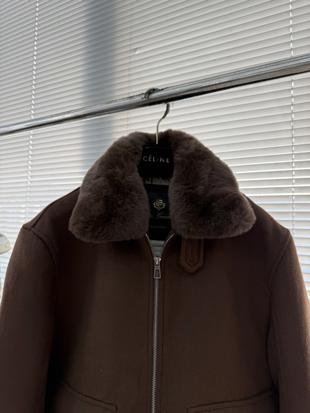 -Loro Piana 新款羊羔绒翻领夹克。经典飞行员夹克廓形搭配柔软羊羔绒内衬与翻领，兼具保暖与质感。