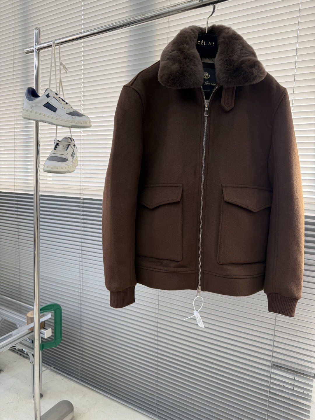 -Loro Piana 新款羊羔绒翻领夹克。经典飞行员夹克廓形搭配柔软羊羔绒内衬与翻领，兼具保暖与质感。