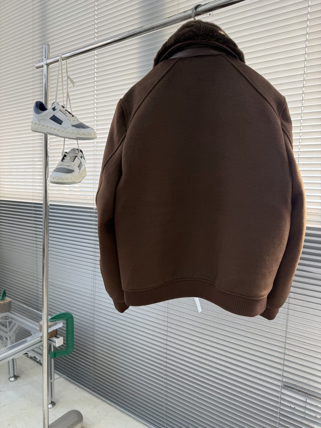 -Loro Piana 新款羊羔绒翻领夹克。经典飞行员夹克廓形搭配柔软羊羔绒内衬与翻领，兼具保暖与质感。