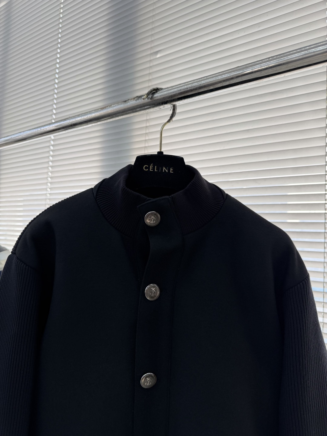 -BC 经典双拼山羊绒外套，设计复古又实用，带有小翻领，金属纽扣和双侧大口袋，下摆和袖口采用罗纹针织拼接