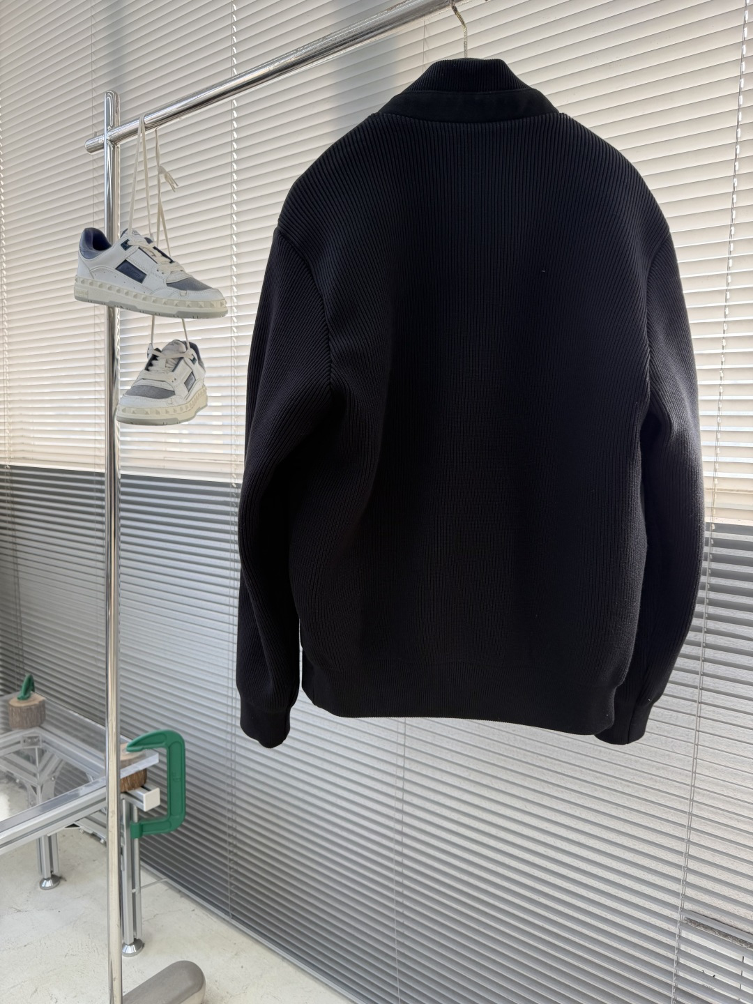 -BC 经典双拼山羊绒外套，设计复古又实用，带有小翻领，金属纽扣和双侧大口袋，下摆和袖口采用罗纹针织拼接