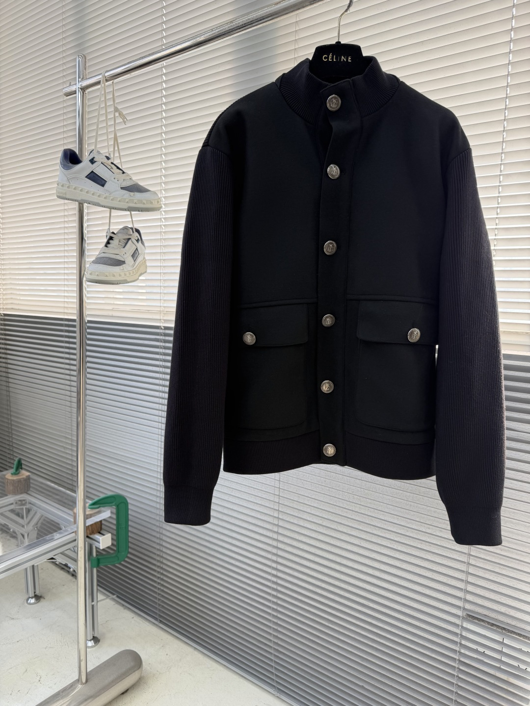 -BC 经典双拼山羊绒外套，设计复古又实用，带有小翻领，金属纽扣和双侧大口袋，下摆和袖口采用罗纹针织拼接