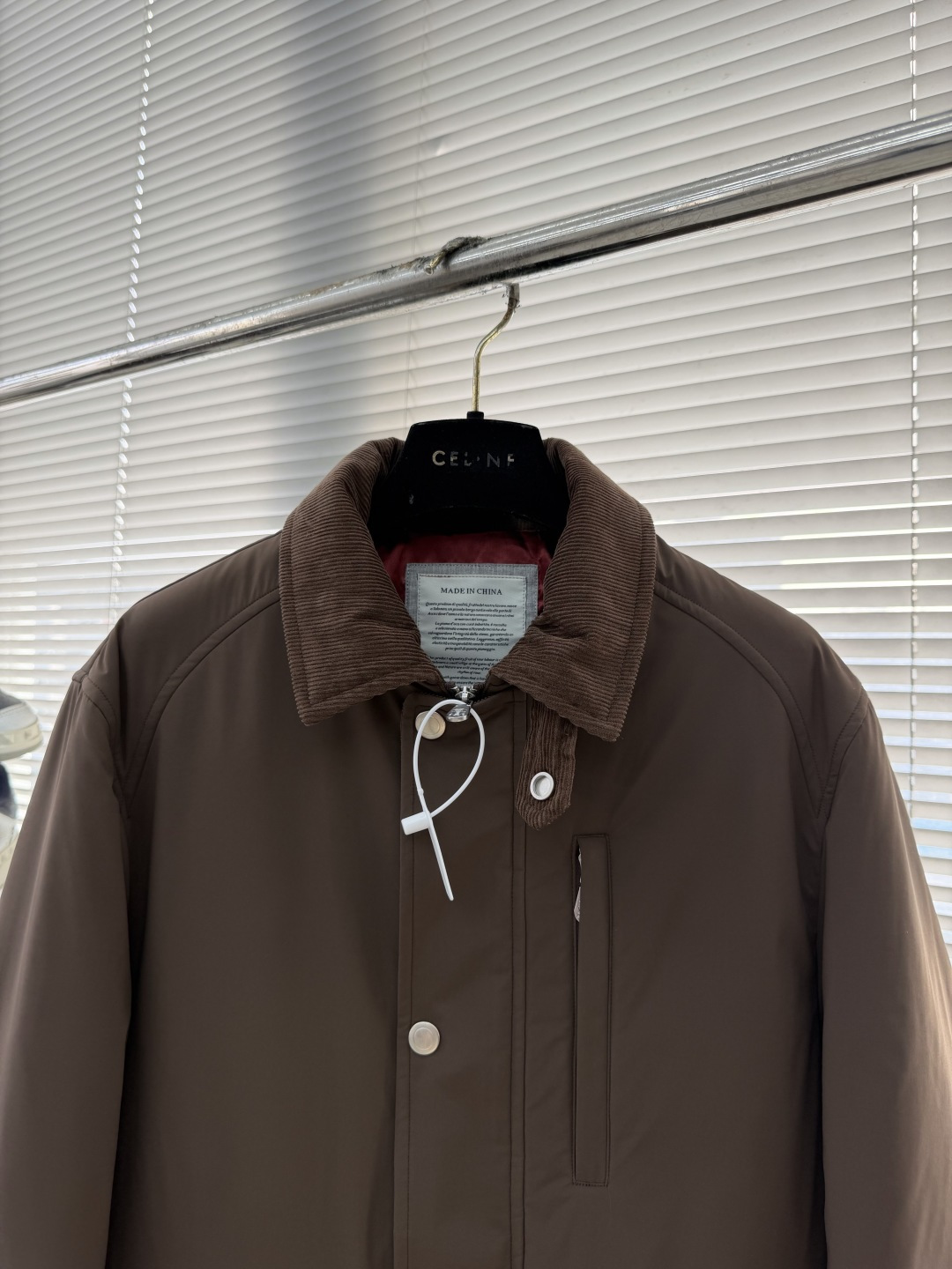 -BC 新款翻领工装夹克。这是一款经典工装夹克，采用尼龙或类似防水面料，搭配金属纽扣，双侧翻盖口袋和可拆