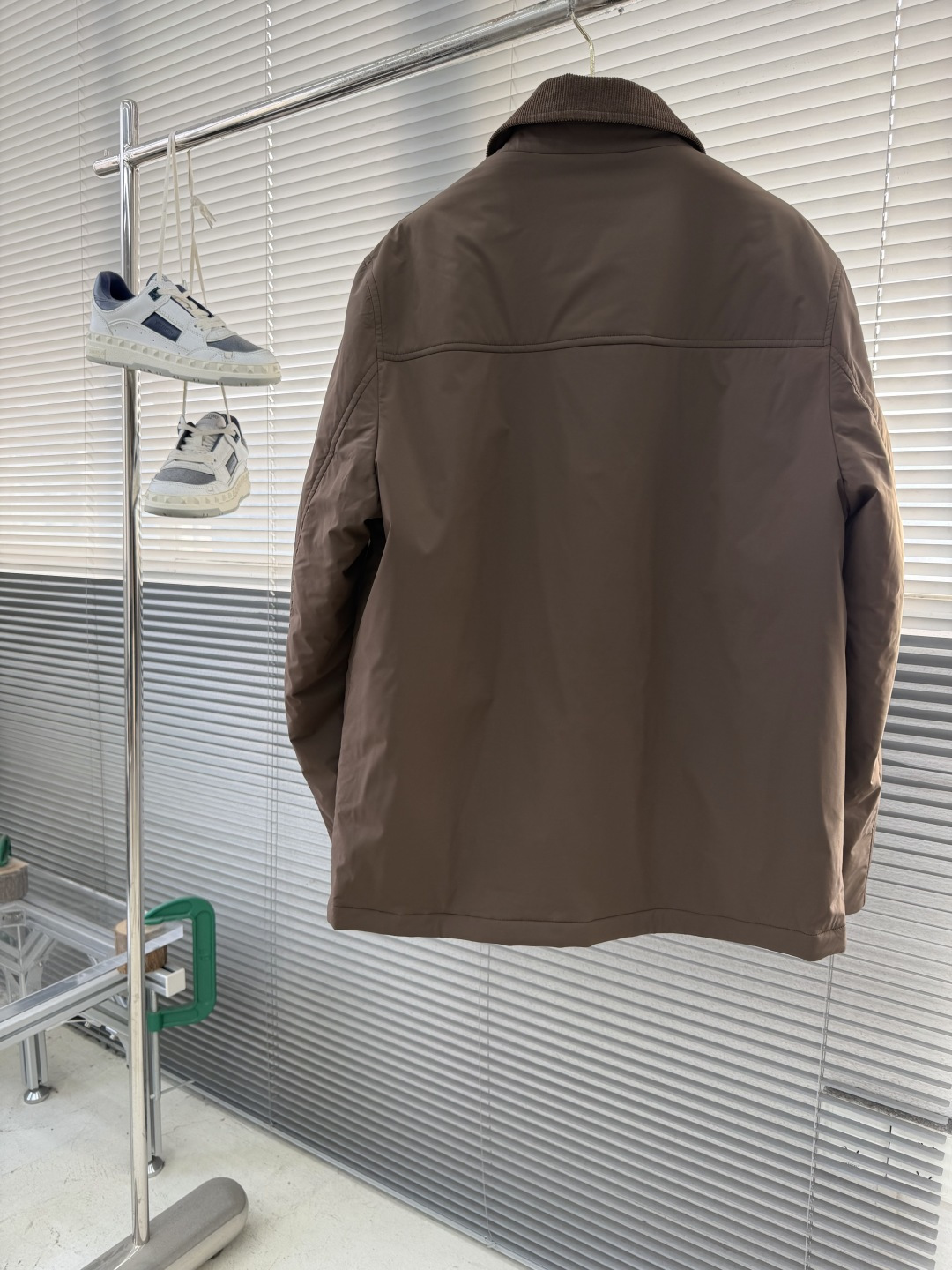 -BC 新款翻领工装夹克。这是一款经典工装夹克，采用尼龙或类似防水面料，搭配金属纽扣，双侧翻盖口袋和可拆