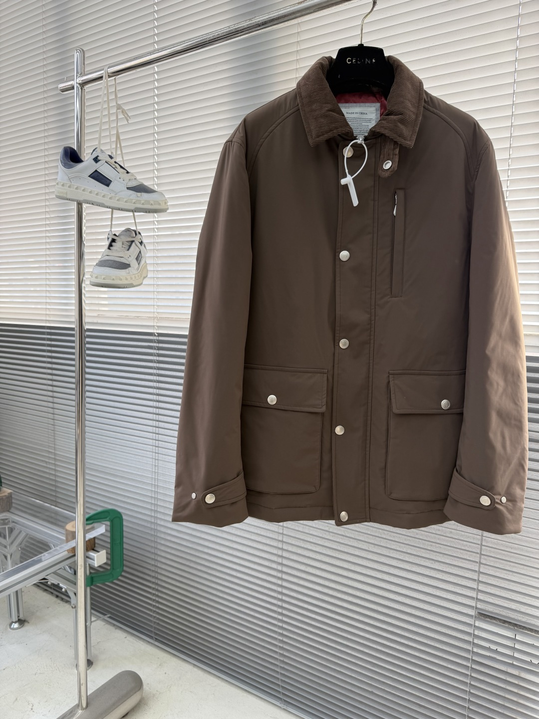 -BC 新款翻领工装夹克。这是一款经典工装夹克，采用尼龙或类似防水面料，搭配金属纽扣，双侧翻盖口袋和可拆