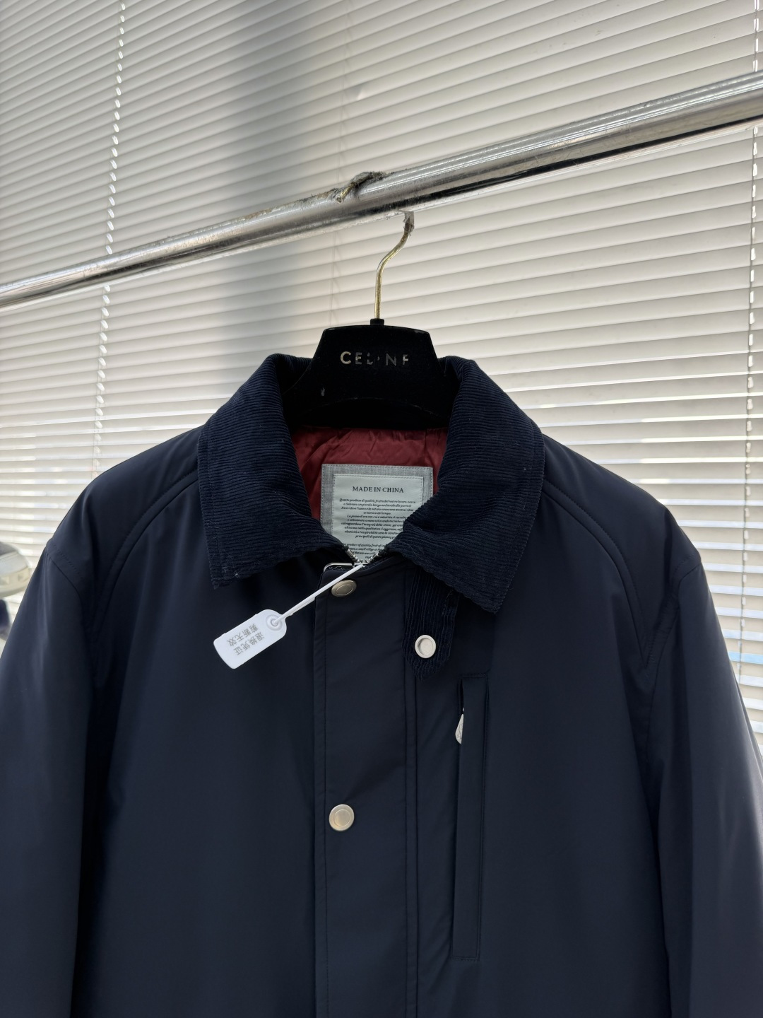 -BC 新款翻领工装夹克。这是一款经典工装夹克，采用尼龙或类似防水面料，搭配金属纽扣，双侧翻盖口袋和可拆