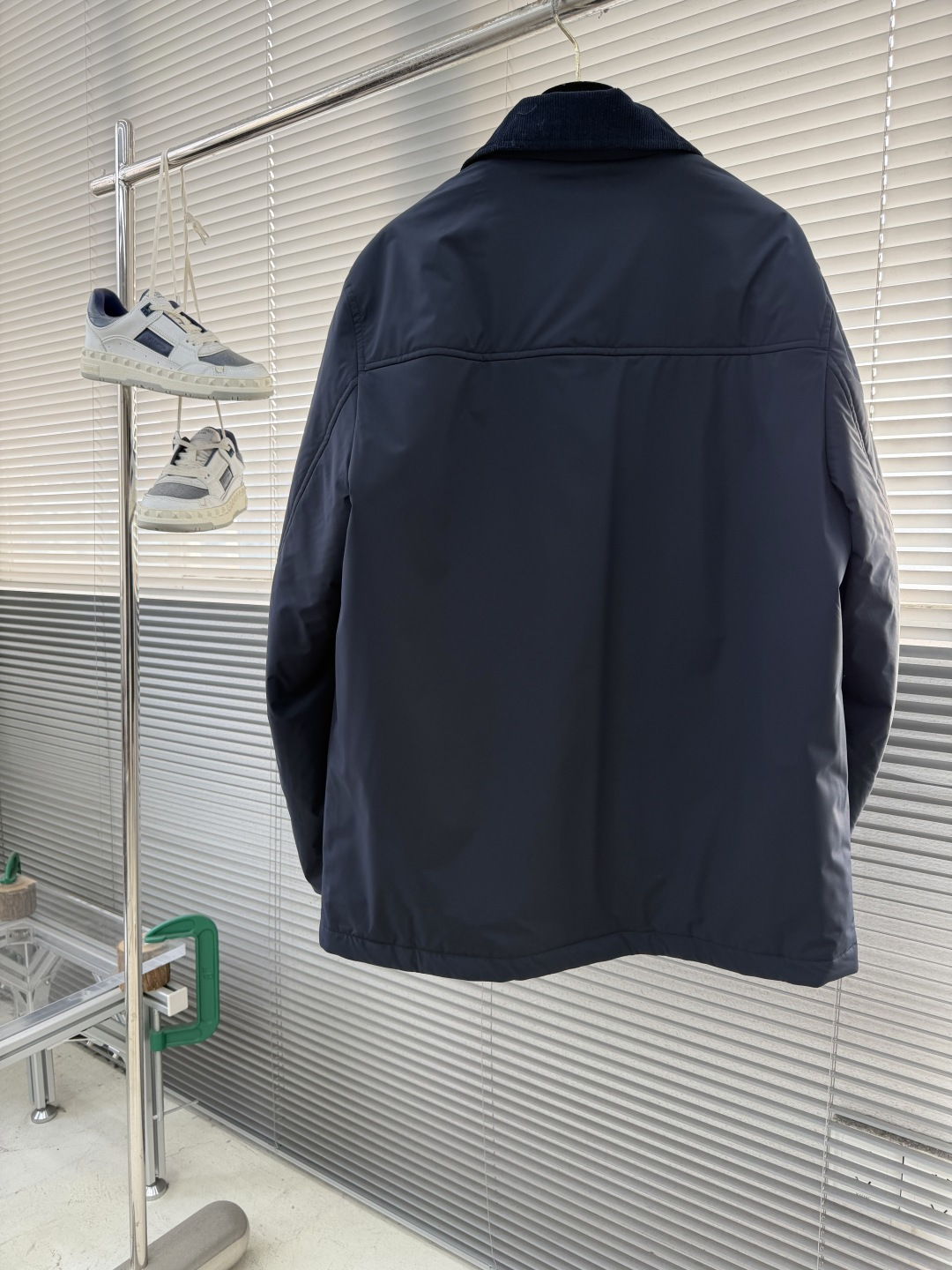 -BC 新款翻领工装夹克。这是一款经典工装夹克，采用尼龙或类似防水面料，搭配金属纽扣，双侧翻盖口袋和可拆