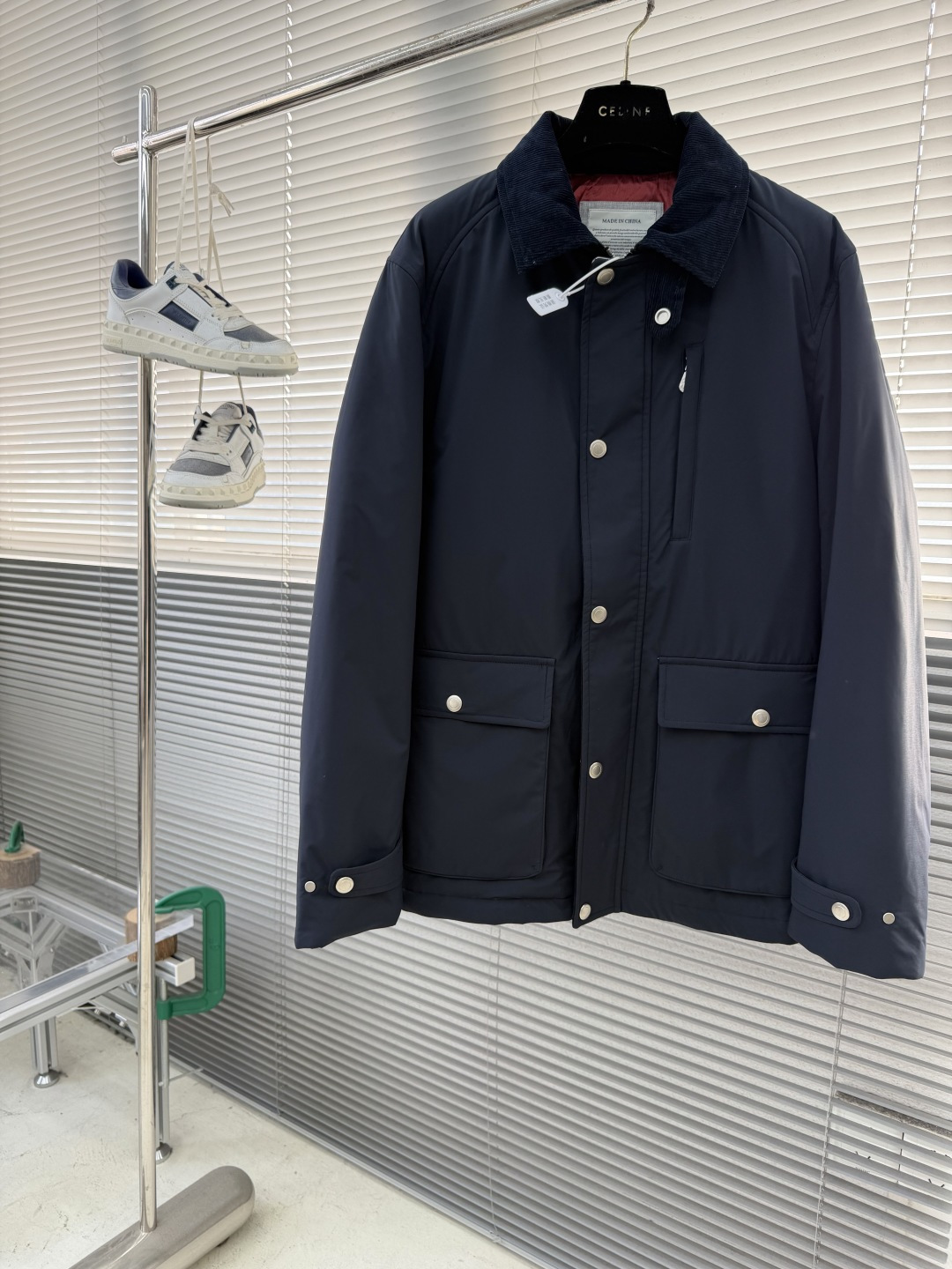 -BC 新款翻领工装夹克。这是一款经典工装夹克，采用尼龙或类似防水面料，搭配金属纽扣，双侧翻盖口袋和可拆