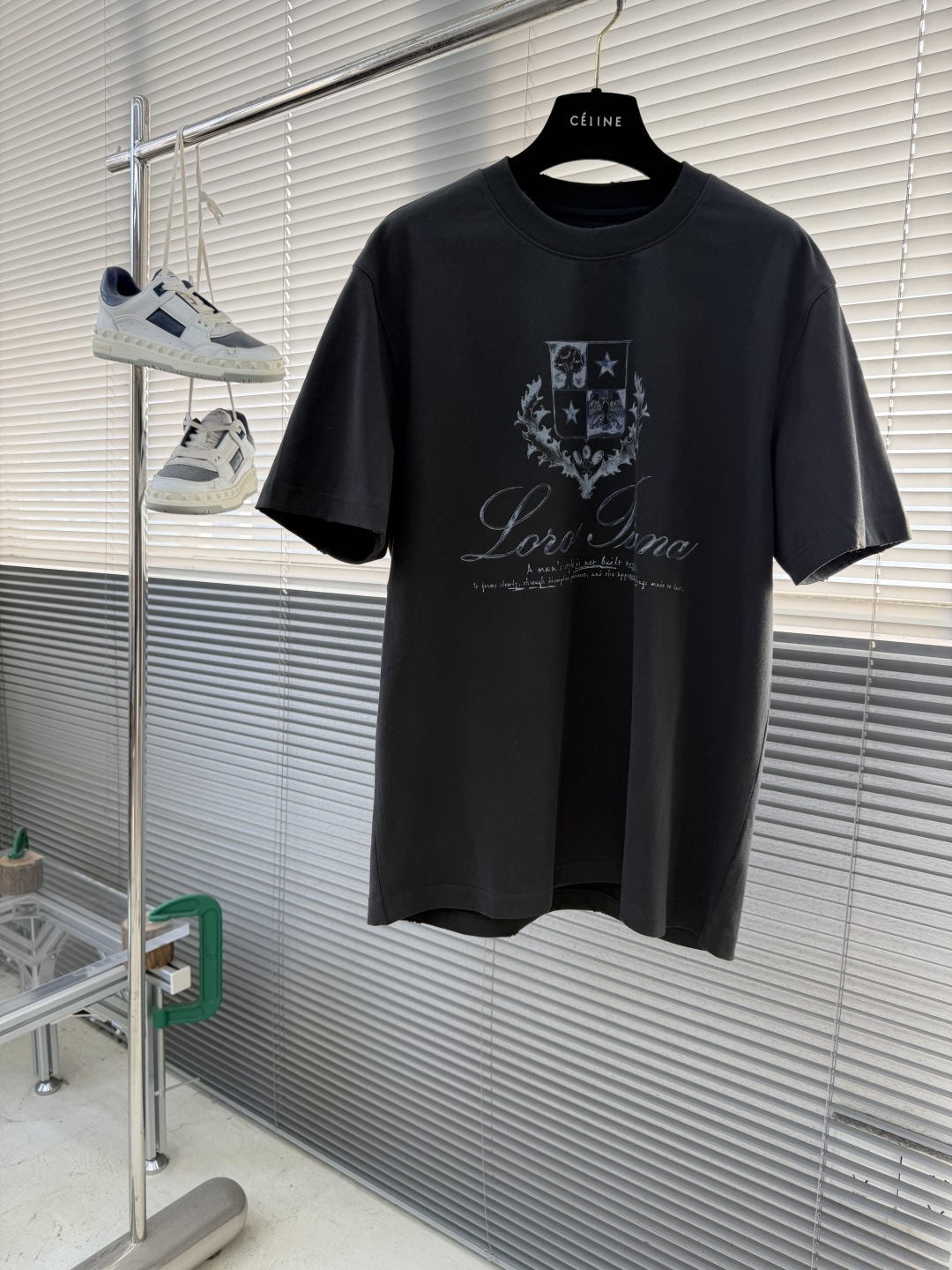 NO:743373,The highest version of the girl on the market can inspect the goods, trim the three marks on the threads, and deliver the goods. You can send pictures and take videos. If you want quality and service, add me on WeChat. We will not accept urgent orders. -Loro The highest version of the girl on the market can inspect the goods, trim the three marks on the threads, and ship the goods. If you want quality and service, please add me on WeChat. We will not accept urgent orders. Piana 2026 Spring and Summer Series Short-sleeved Short Sleeves Size M-5XL Regular fit  Trendy brand brushed plain fabric, 270 grams in weight, with smooth and clear texture, crisp and stylish feel, soft and skin-friendly. The front panel adopts two-layer printing process, and the collar, cuffs and hem are frayed, which is simple and elegant., Men's clothing, loro piana, T-shirt,19860909市面最高版本小妹验货、修剪线头上三标、发货可发图及拍视频,要品质要服务的加我微信,不接急单. -Loro 市面最高版本小妹验货、修剪线头上三标、发货可发图及拍视频,要品质要服务的加我微信,不接急单.Piana 2026春夏系列短袖短袖 码数M-5XL 常规版型 潮牌磨毛平纹面料,270克重,面料纹路平整清晰,手感挺括有型,柔软亲肤 . 前幅采用两层印花工艺,领口袖口下摆都做了磨破处理,简约大气 .,男装,loro piana,T-shirt,,Women's clothing