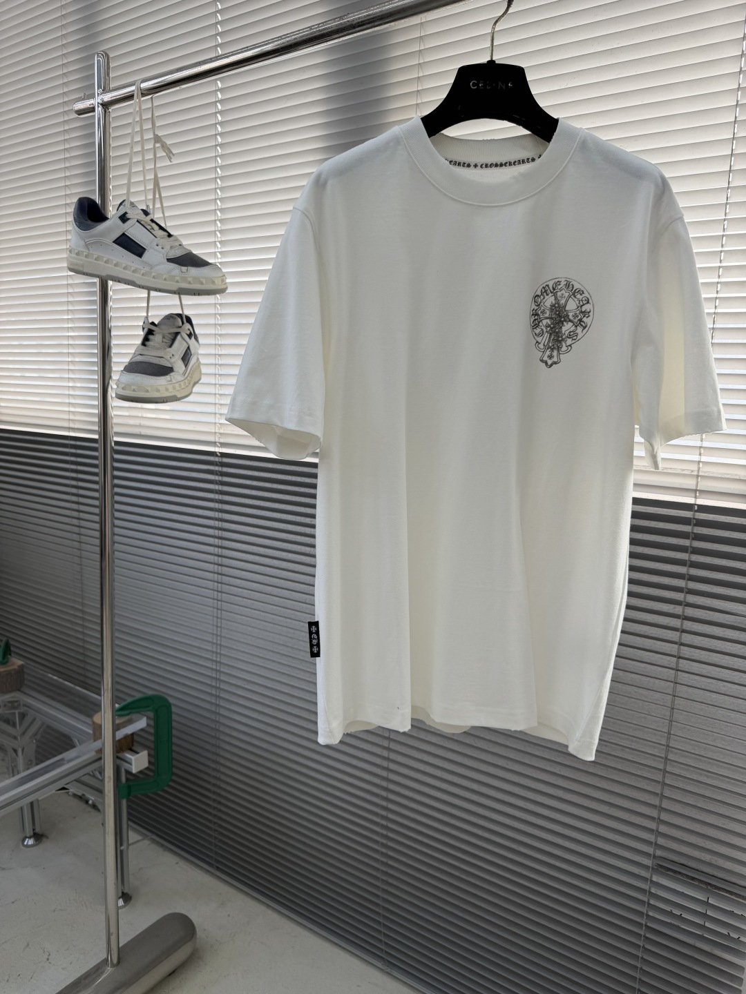 NO:917064,/1 piece 1/2 pieces (all sizes) -CH Chrome Hearts 2026 Spring and Summer Series Short-sleeved T-shirt Size M-5XL Regular fit Original trendy brand brushed plain fabric, 270 grams weight, smooth and clear fabric texture, crisp and stylish feel, soft and skin-friendly. The front uses a two-layer printing process, and the collar, cuffs and hems are frayed, simple and elegant.,,chrome hearts,T-shirt,tees,t-shirt,19860909/1件 1/2件（齐码） -CH 克罗心 2026春夏系列短袖T恤 码数M-5XL 常规版型 原创潮牌磨毛平纹面料,270克重,面料纹路平整清晰,手感挺括有型,柔软亲肤 . 前幅采用两层印花工艺,领口袖口下摆都做了磨破处理,简约大气 .,,chrome hearts,T-shirt,tees，t-shirt,,Men's clothing