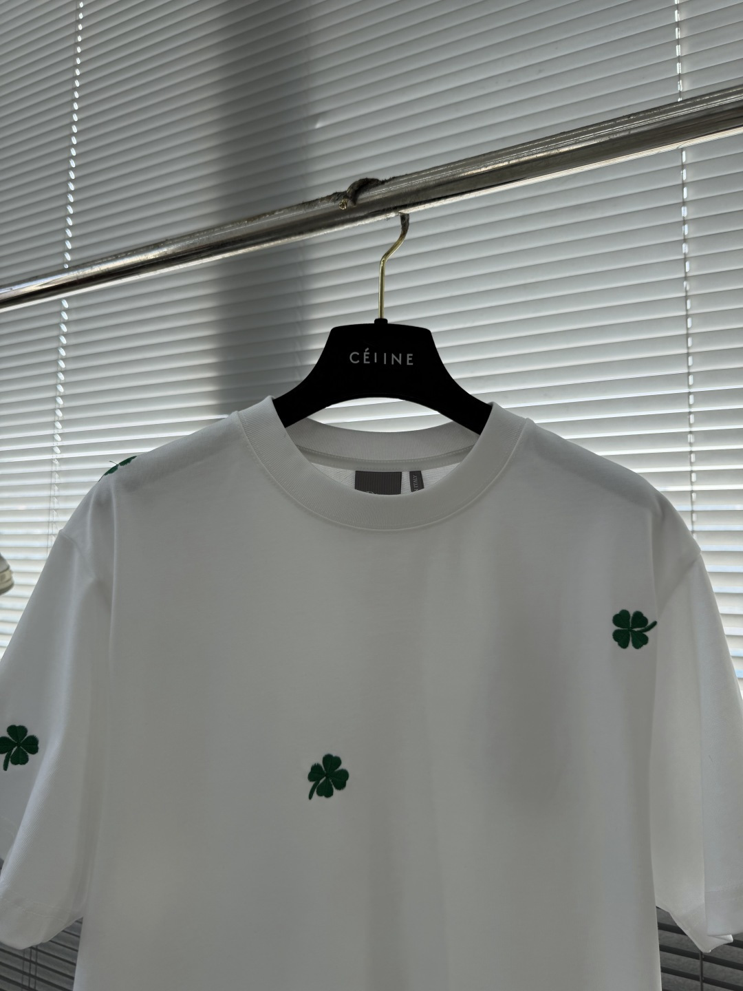 -Dio 26ss新款宽松版型 T 恤白色棉质平纹针织面料 Dio* Clover 图案刺绣乔纳森·安德