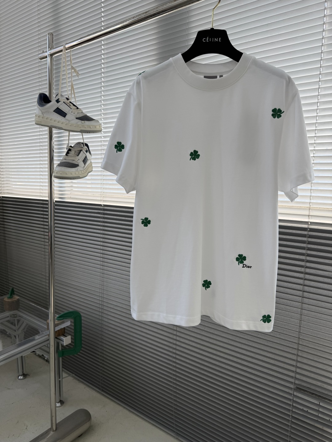 -Dio 26ss新款宽松版型 T 恤白色棉质平纹针织面料 Dio* Clover 图案刺绣乔纳森·安德