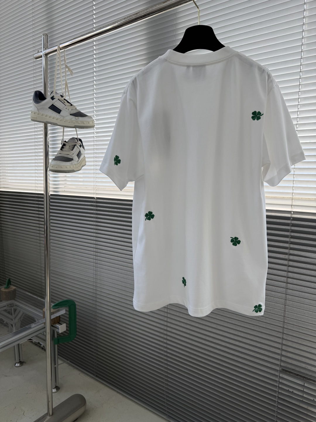 -Dio 26ss新款宽松版型 T 恤白色棉质平纹针织面料 Dio* Clover 图案刺绣乔纳森·安德