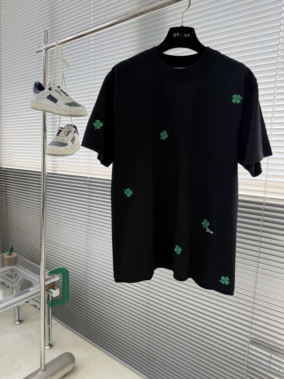 -Dio 26ss新款宽松版型 T 恤白色棉质平纹针织面料 Dio* Clover 图案刺绣乔纳森·安德