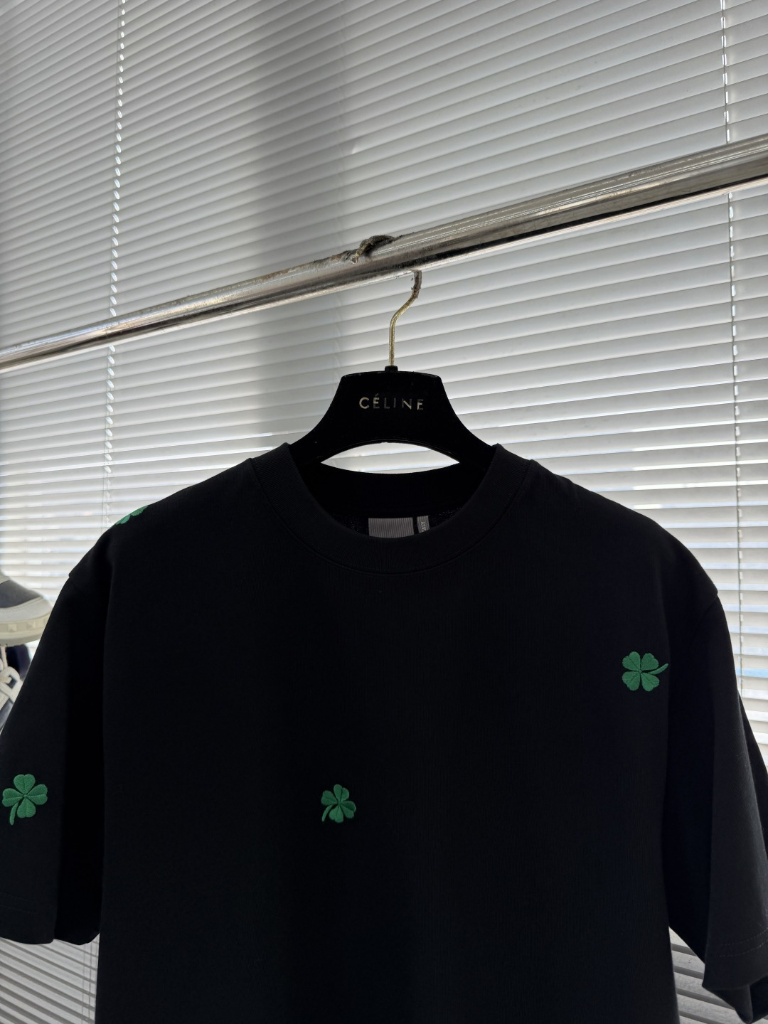 -Dio 26ss新款宽松版型 T 恤白色棉质平纹针织面料 Dio* Clover 图案刺绣乔纳森·安德