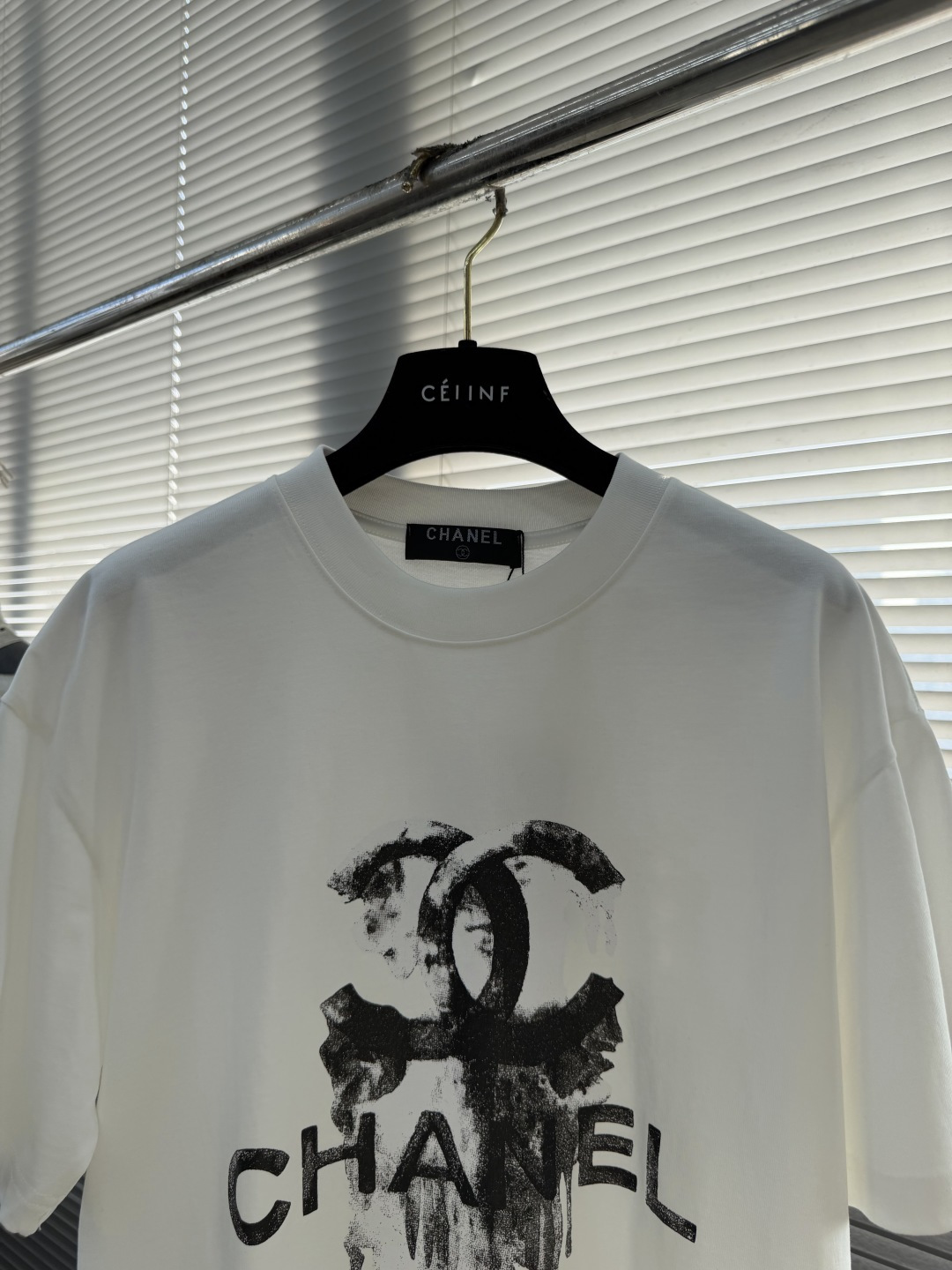 -Chane* 26ss新品短袖T恤，帅气时尚，胸前印花图案字母logo，简约百搭款。面料棉 不仅挺括，