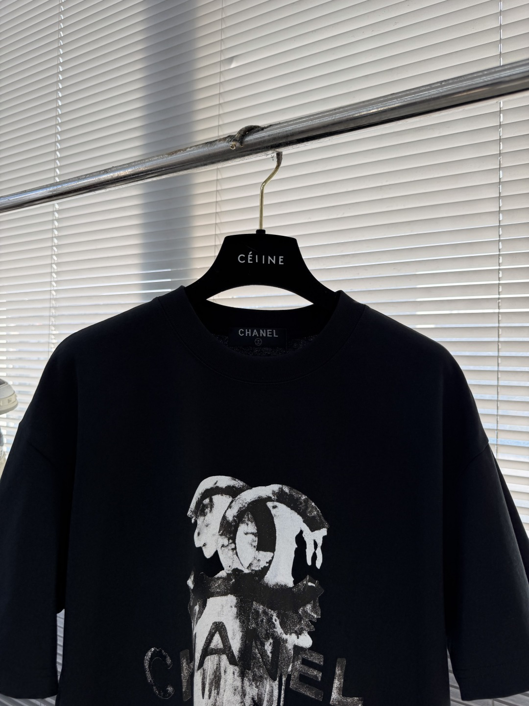 -Chane* 26ss新品短袖T恤，帅气时尚，胸前印花图案字母logo，简约百搭款。面料棉 不仅挺括，