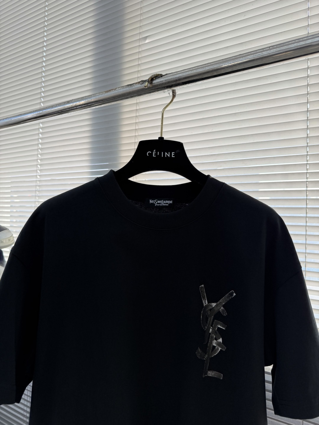 -YSL 圣罗兰 2026ss春夏新款短袖圆领T恤 设计前卫时尚！品牌logo重工艺设计 高端定制纯棉面