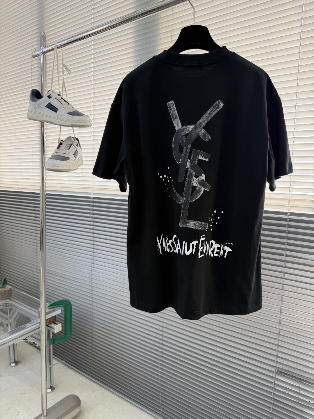 -YSL 圣罗兰 2026ss春夏新款短袖圆领T恤 设计前卫时尚！品牌logo重工艺设计 高端定制纯棉面