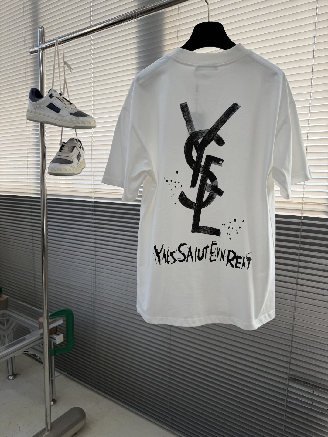 -YSL 圣罗兰 2026ss春夏新款短袖圆领T恤 设计前卫时尚！品牌logo重工艺设计 高端定制纯棉面
