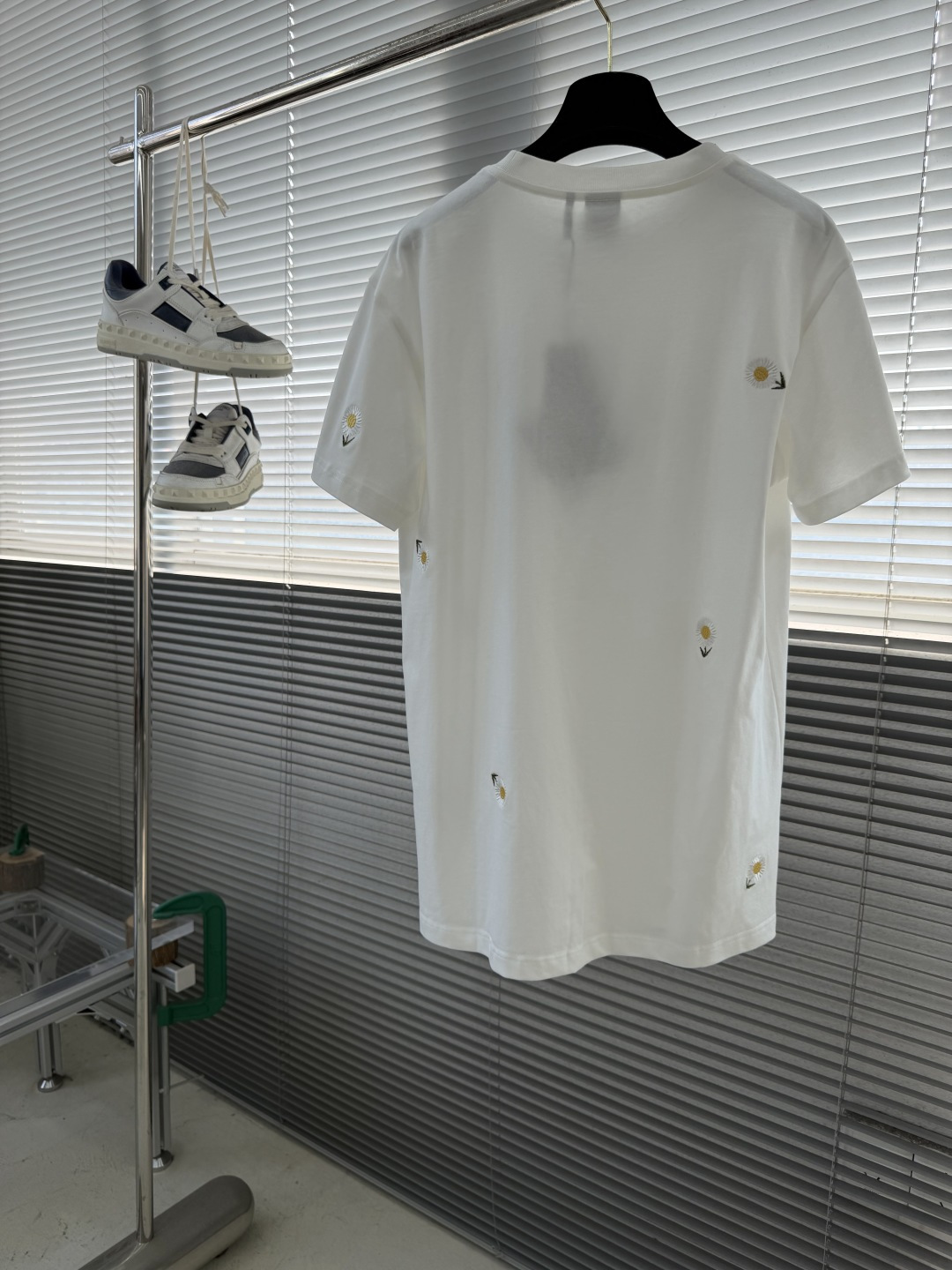 -Dio 新款白色棉质平纹针织面料雏菊刺绣T恤衫。这款T恤是二零二六夏季男装系列新品，致敬Dio先生对花