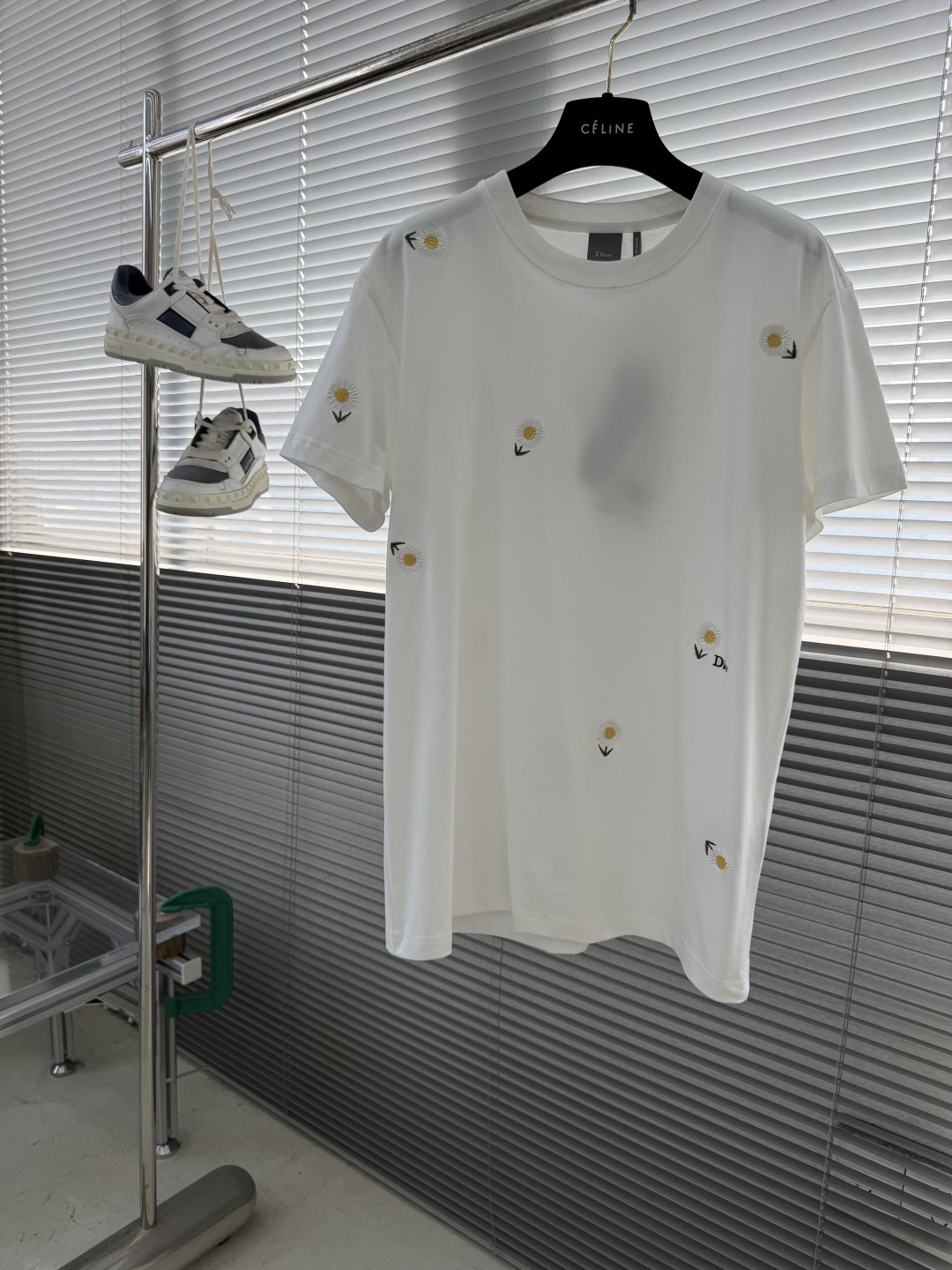 -Dio 新款白色棉质平纹针织面料雏菊刺绣T恤衫。这款T恤是二零二六夏季男装系列新品，致敬Dio先生对花