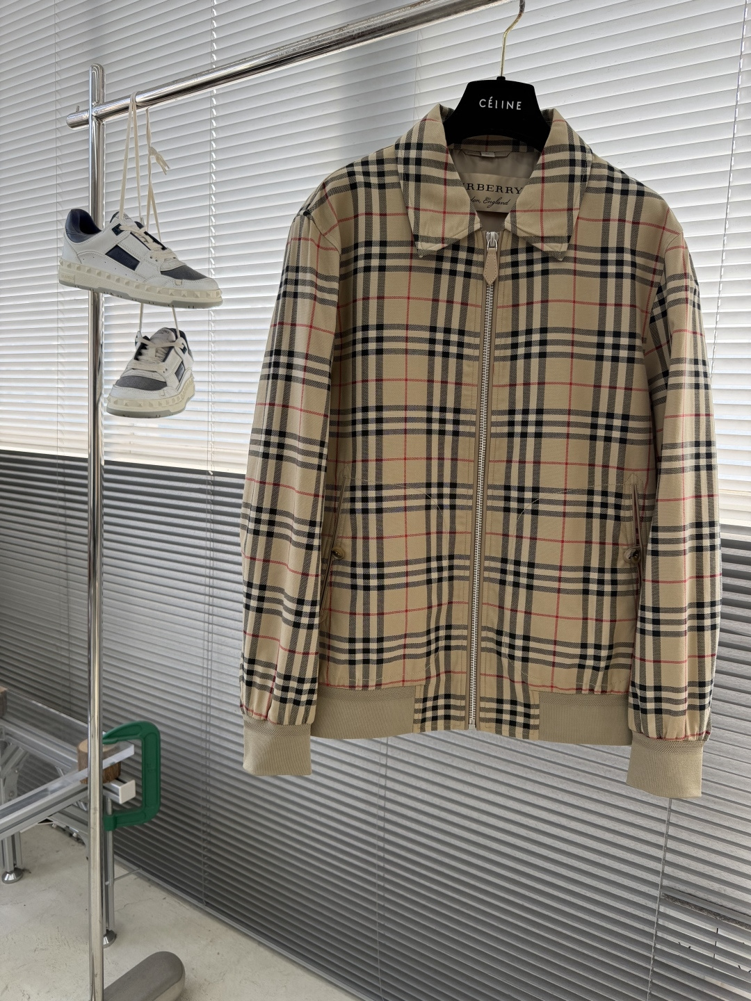 NO:743449,The highest version on the market, the girl inspects the goods, trims the three marks on the threads, and delivers the goods. You can send pictures and videos. If you want quality and service, please add me on WeChat. We will not accept urgent orders. -BBR lapel plaid jacket. The fabric is made of polyester fiber, custom-woven and dyed. After the fabric is compounded, it stands upright and stylish. Fine workmanship, positioning and hand-cut. Fitted. Sizes 48-56 (M-3XL), Burberry - Clothing, jackets & coats,19860909市面最高版本小妹验货、修剪线头上三标、发货可发图及拍视频,要品质要服务的加我微信,不接急单. -BBR翻领格纹夹克 面料采用聚酯纤维,订织订染,面料经过复合后,立挺有型 做工精细,定位对格手工裁剪 版型合身 尺码48-56（M-3XL）,博柏利-服装,jackets & coats,,Women's clothing