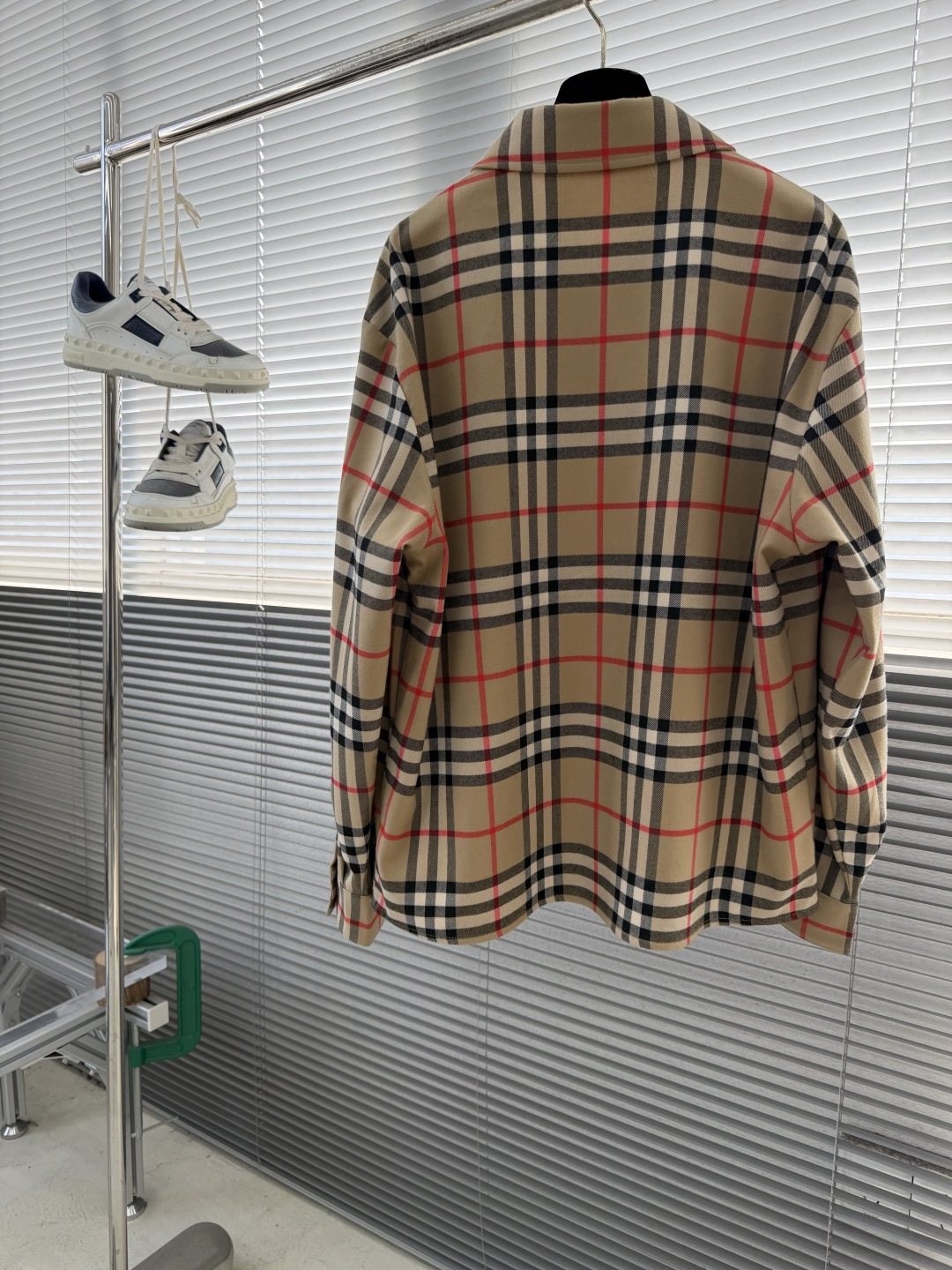 -BBR 绒面翻领格纹夹克订织订染羊毛混纺面料，经过复合后，立挺有型做工精细，100%定位对格手工裁剪版