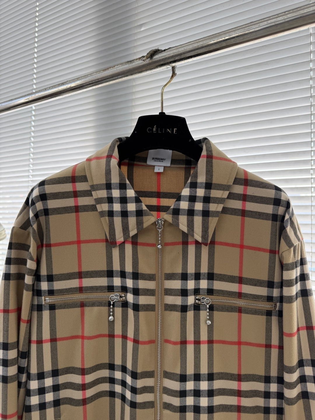 -BBR 绒面翻领格纹夹克订织订染羊毛混纺面料，经过复合后，立挺有型做工精细，100%定位对格手工裁剪版