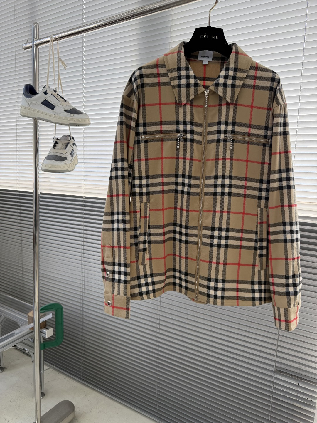 -BBR 绒面翻领格纹夹克订织订染羊毛混纺面料，经过复合后，立挺有型做工精细，100%定位对格手工裁剪版