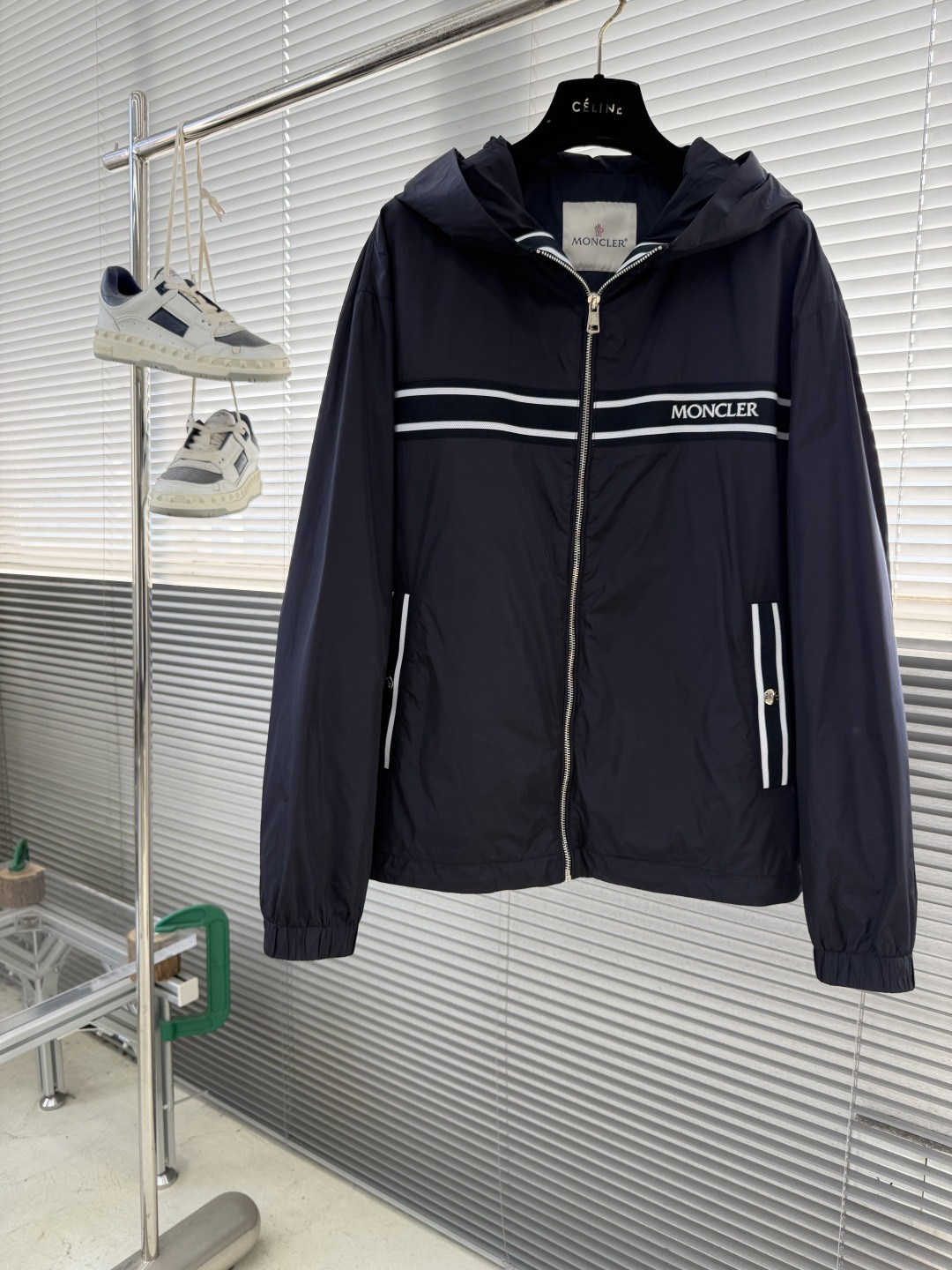 -mon 新款连帽轻盈夹克外套这款Olan夹克的门襟内侧饰有独特条纹织带设计，经典运动连帽设计，采用细密