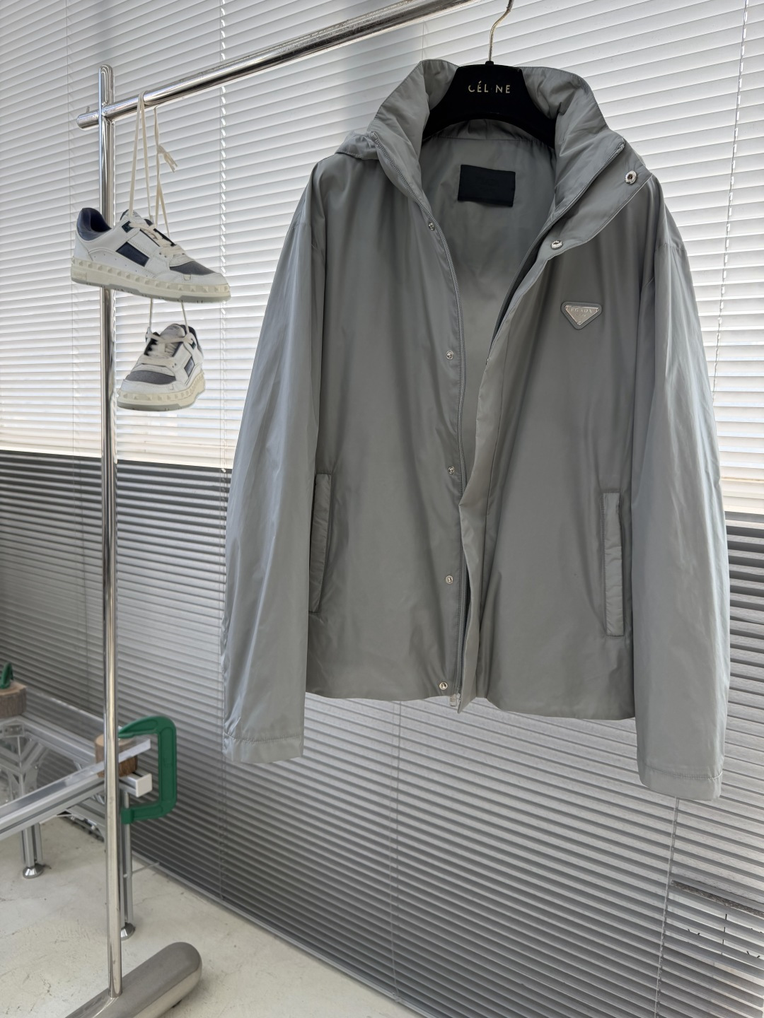 -PRAD 26早春新款连帽夹克胸前搭配标志性珐琅三角徽章标识，属于灵魂式点缀，夹克属于过渡季优秀的装备