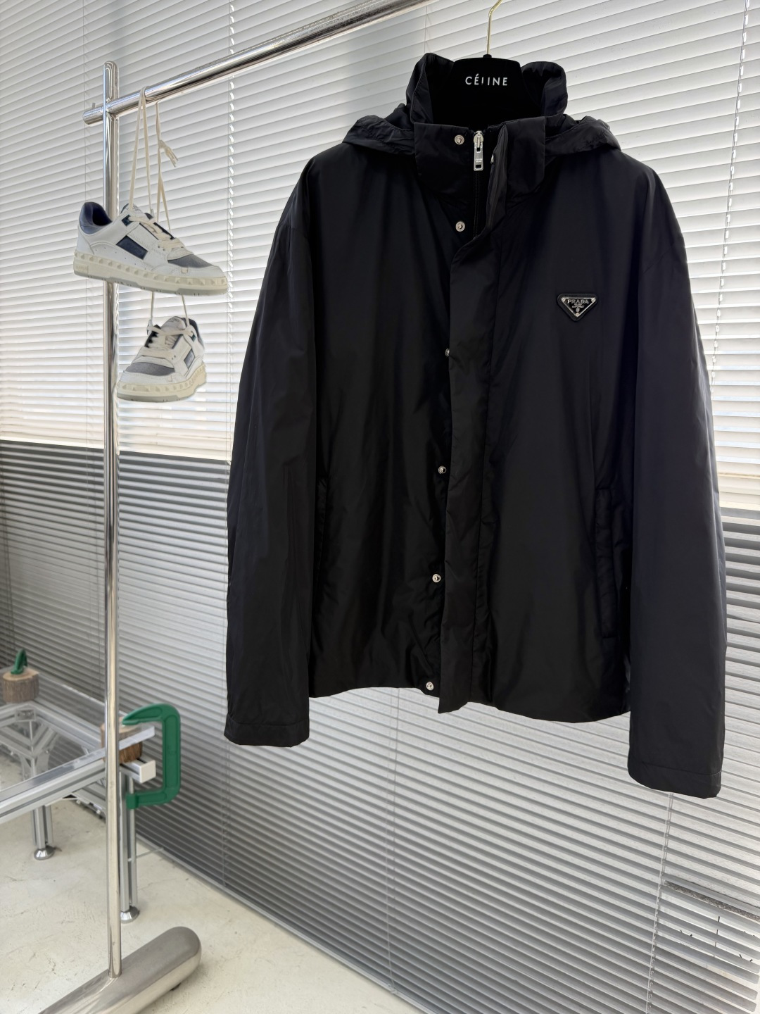 NO:743356,The highest version of the girl on the market inspects the goods, trims the three marks on the threads, and delivers the goods. You can send pictures and take videos. If you want quality and service, please add me on WeChat. We will not accept urgent orders.  The iconic enamel triangle badge logo on the chest is a soul-style embellishment. The jacket is an excellent piece of equipment in the transitional season. It is an extremely versatile jacket in the dressing season. It is suitable for street style and outdoor sports and leisure. Size 48-56 (M-3XL), Prada - Clothing, prada, prada, jackets & coats, jackets & coats, hats,19860909市面最高版本小妹验货、修剪线头上三标、发货可发图及拍视频,要品质要服务的加我微信,不接急单. -市面最高版本小妹验货、修剪线头上三标、发货可发图及拍视频,要品质要服务的加我微信,不接急单.PRAD26早春新款连帽夹克 胸前搭配标志性珐琅三角徽章标识,属于灵魂式点缀,夹克属于过渡季优秀的装备,在穿搭季属于极为百搭的一款外套,出街造型、户外运动休闲皆宜 码数48-56（M-3XL）,普拉达-服装,prada,prada,jackets & coats,jackets & coats,hats,,Women's clothing