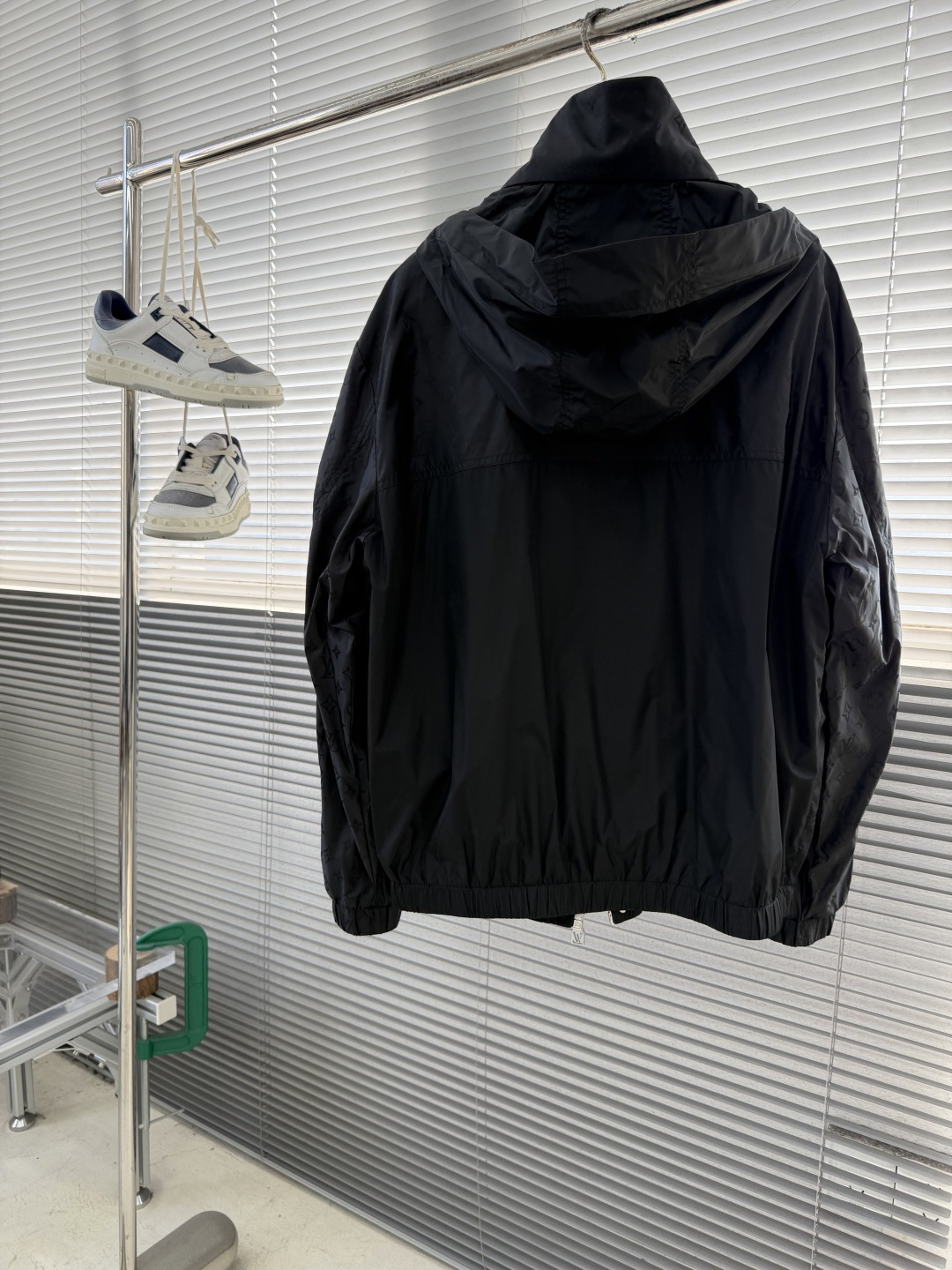 -顶级品质！驴牌26SS 春夏款连帽夹克外套，半身老花logo，本款防风夹克，提花织纹拒水科技面料轻松应