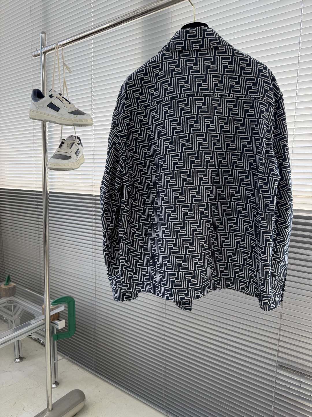 -FEND 满印FF提花夹克外套定制1:1水洗深蓝色FF提花牛仔面料 纹理清晰 色彩鲜艳 触感细腻 舒适