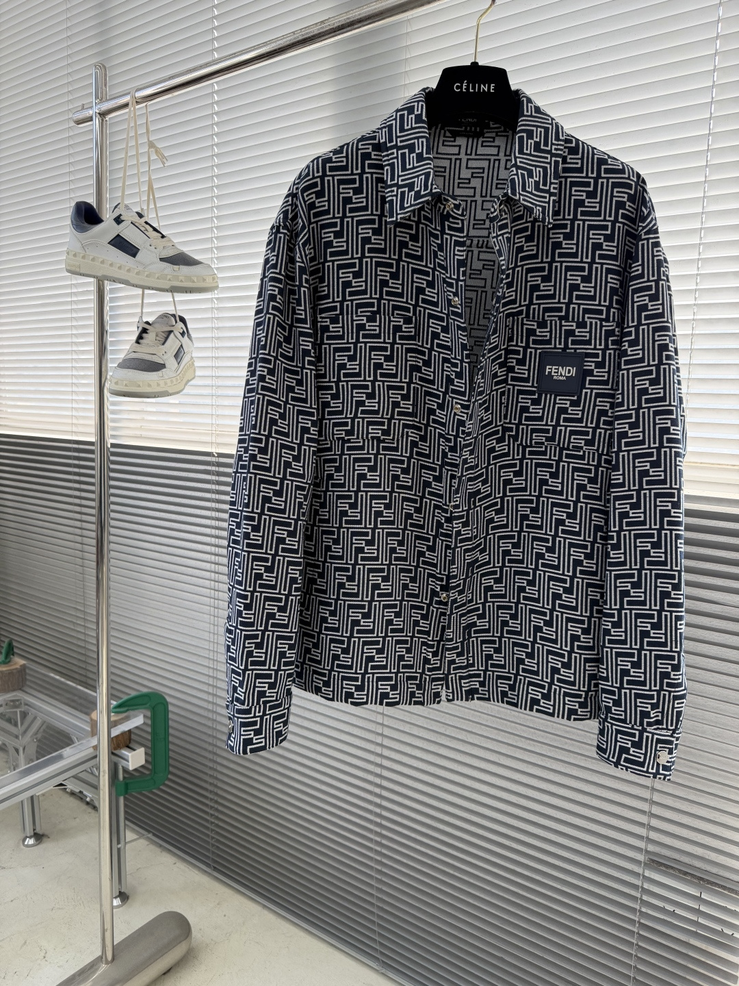 -FEND 满印FF提花夹克外套定制1:1水洗深蓝色FF提花牛仔面料 纹理清晰 色彩鲜艳 触感细腻 舒适