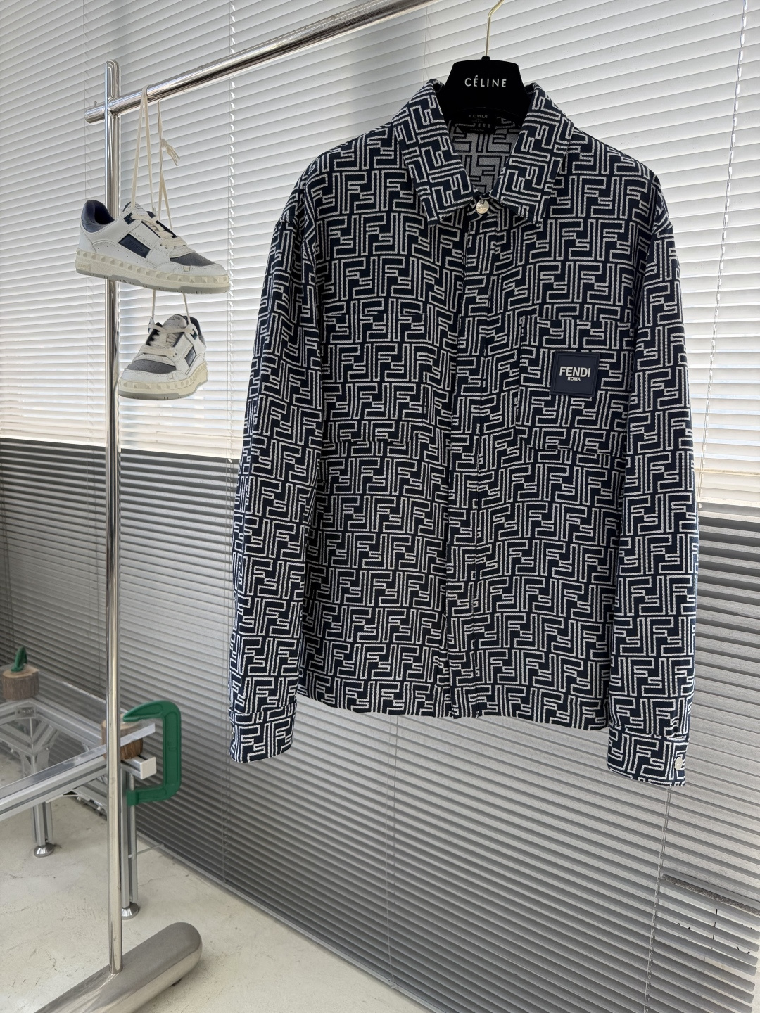 -FEND 满印FF提花夹克外套定制1:1水洗深蓝色FF提花牛仔面料 纹理清晰 色彩鲜艳 触感细腻 舒适