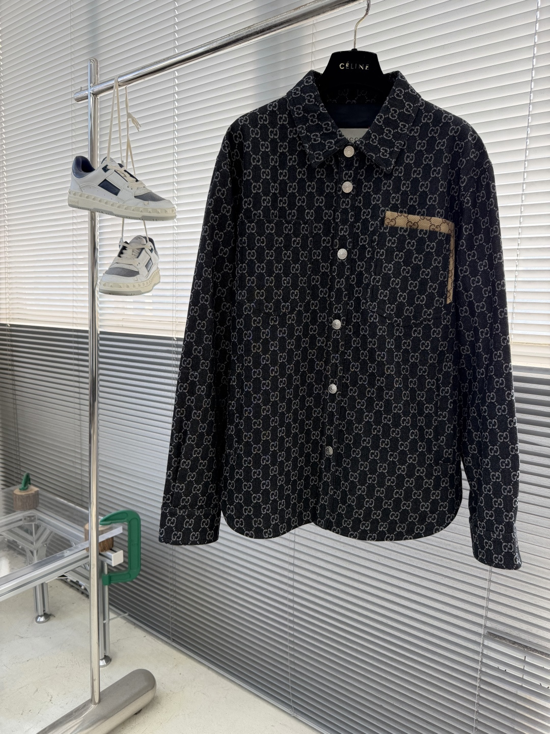 NO:743732,-GUCC 26 new early spring all-over printed GG jacquard denim denim jacket. From linen blended fabrics to nylon materials, the GG pattern is reinterpreted with unique color and fabric combinations. This shirt-style jacket is crafted from GG jacquard denim fabric, with a little brown presbyopic canvas spliced ​​on the chest pocket. It has fine workmanship and a versatile version. It can be worn by both men and women!  Size 48-56 (M-3XL), Gucci-clothing, gucci, gucci, jackets & coats, shirts,19860909-GUCC 26早春新款满印GG提花丹宁牛仔外套 这款从亚麻混纺面料到尼龙材质,GG图案以别出心裁的色彩和织物组合焕新演绎.这款衬衫式外套以GG提花丹宁面料匠心打造,胸口处口袋拼接少许咖色老花帆布,做工精细,版型百搭.男女皆可穿着！ 码数48-56（M-3XL）,古驰-服装,gucci,gucci,jackets & coats,shirts,,Women's clothing