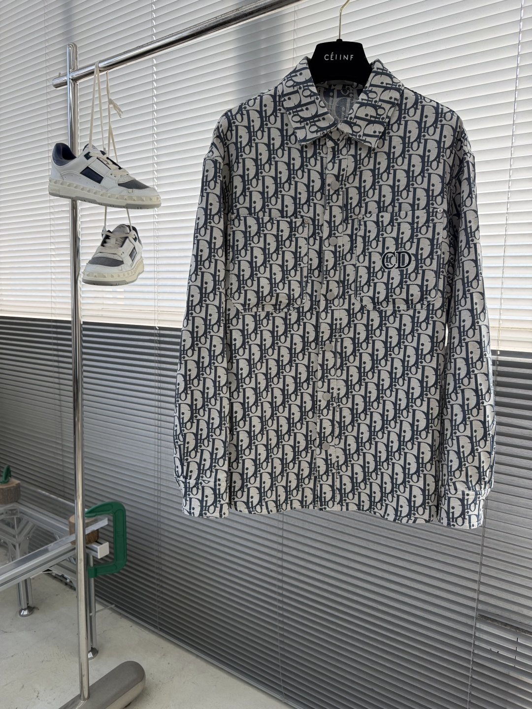 NO:743410,The highest version on the market, the girl will inspect the goods, trim the three marks on the threads, and ship the goods. If you want quality or service, please add me on WeChat. We will not accept urgent orders. -Dio26ss new shirt style jacket. Decorated with Oblique printing throughout, a new interpretation of Dio*'s classic pattern. Carefully crafted from gray cotton denim, with patch pockets on the chest and buttons decorated with the Dio* logo. Unique and simple design, can be paired with sportswear or a more classic look.  Size 48-56 (M-3XL), Dior-clothing, dior, dior, jackets & coats, shirts,19860909市面最高版本小妹验货、修剪线头上三标、发货可发图及拍视频,要品质要服务的加我微信,不接急单. -Dio26ss新款衬衫式外套.通体饰以 Oblique 印花,全新演绎 Dio* 的经典图案.采用灰色棉质牛仔布精心制作,胸前带有贴袋,纽扣饰以 Dio* 标志.别出心裁的简约设计,可搭配运动服饰或更为经典的造型. 尺码48-56（M-3XL）,迪奥-服装,dior,dior,jackets & coats,shirts,,Women's clothing