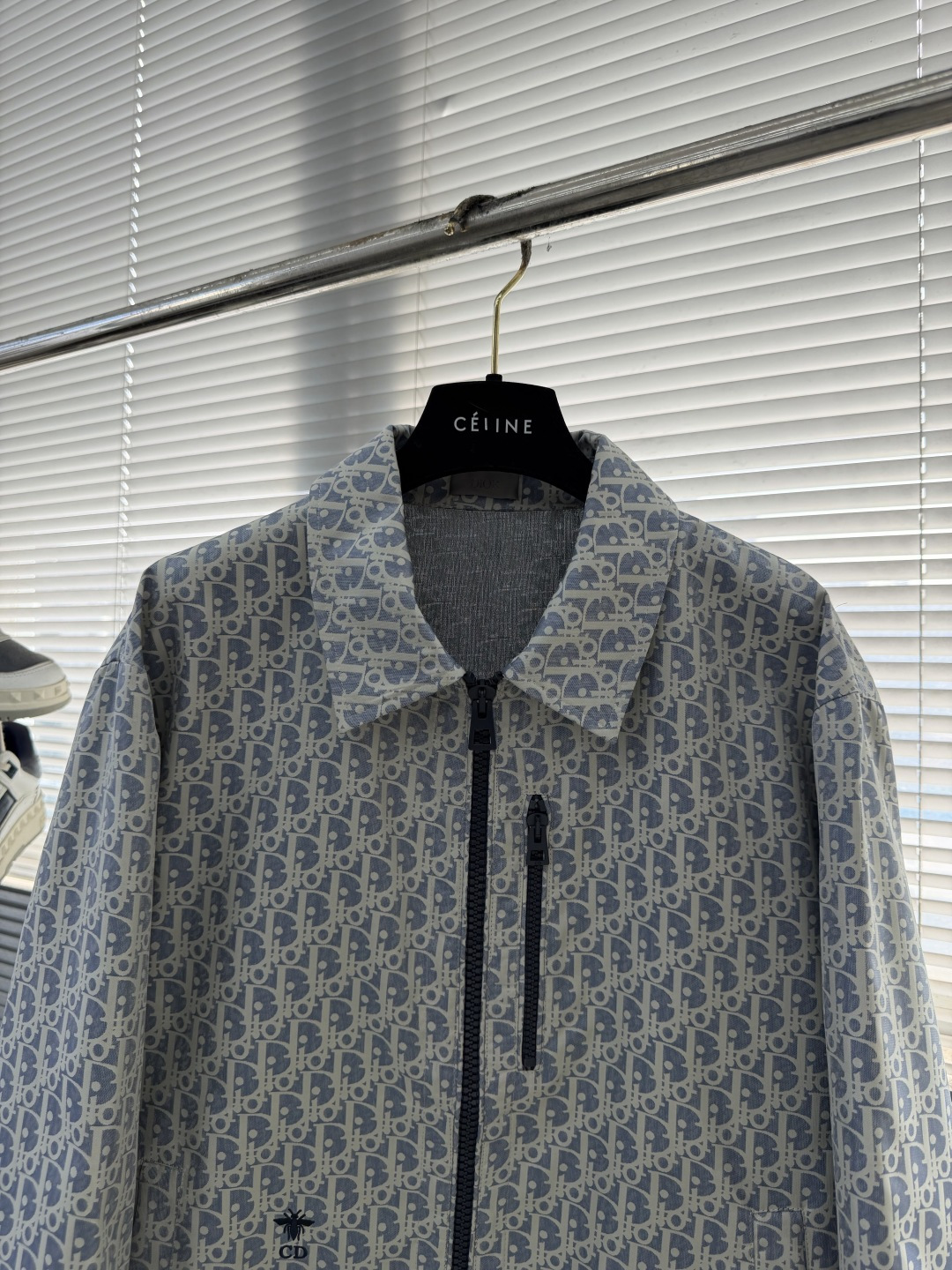 -Dio 新款外套饰以经典的 Oblique 印花，致敬 Dio 于 1969 年推出的经典图案。定织定