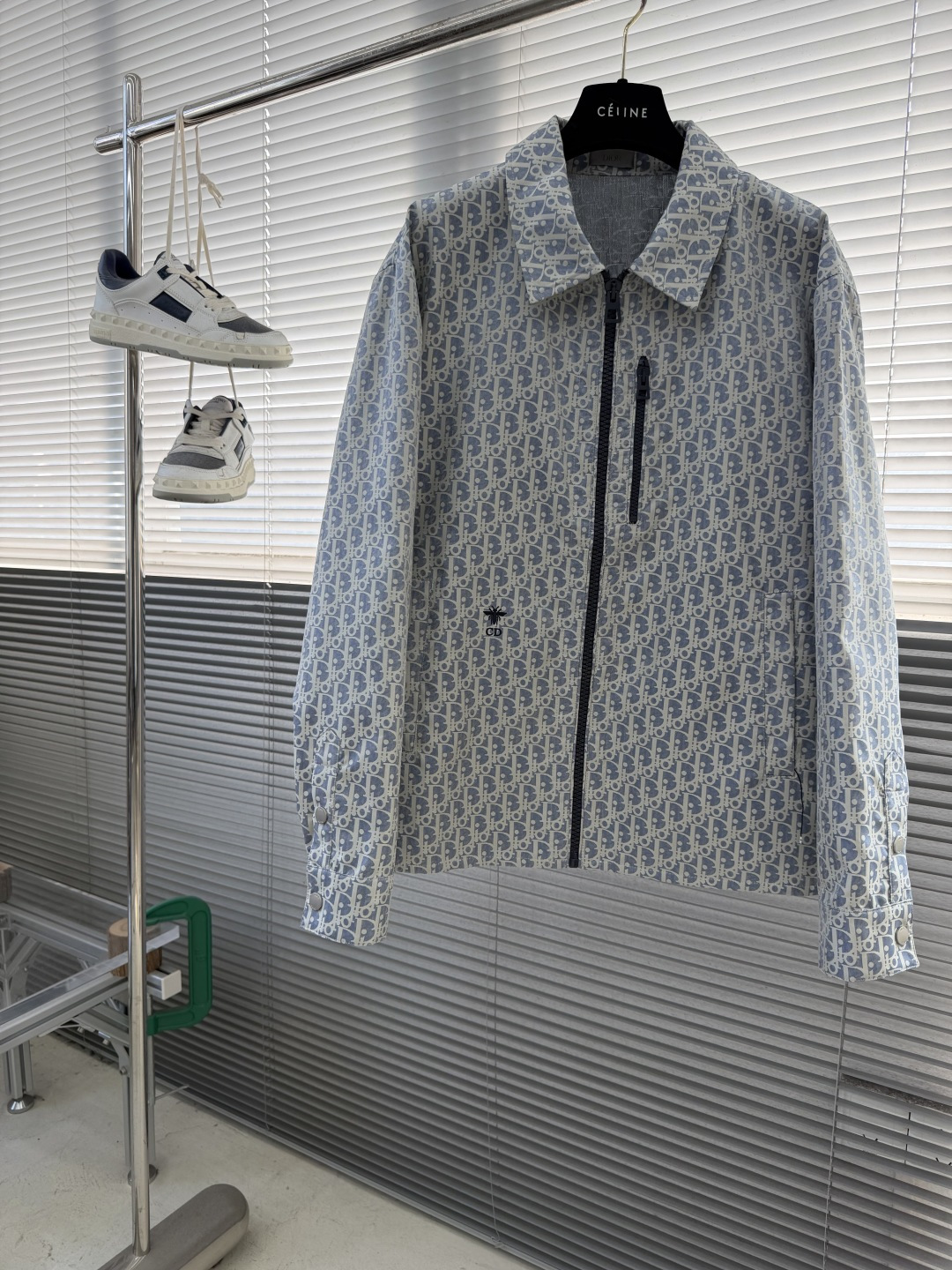 -Dio 新款外套饰以经典的 Oblique 印花，致敬 Dio 于 1969 年推出的经典图案。定织定