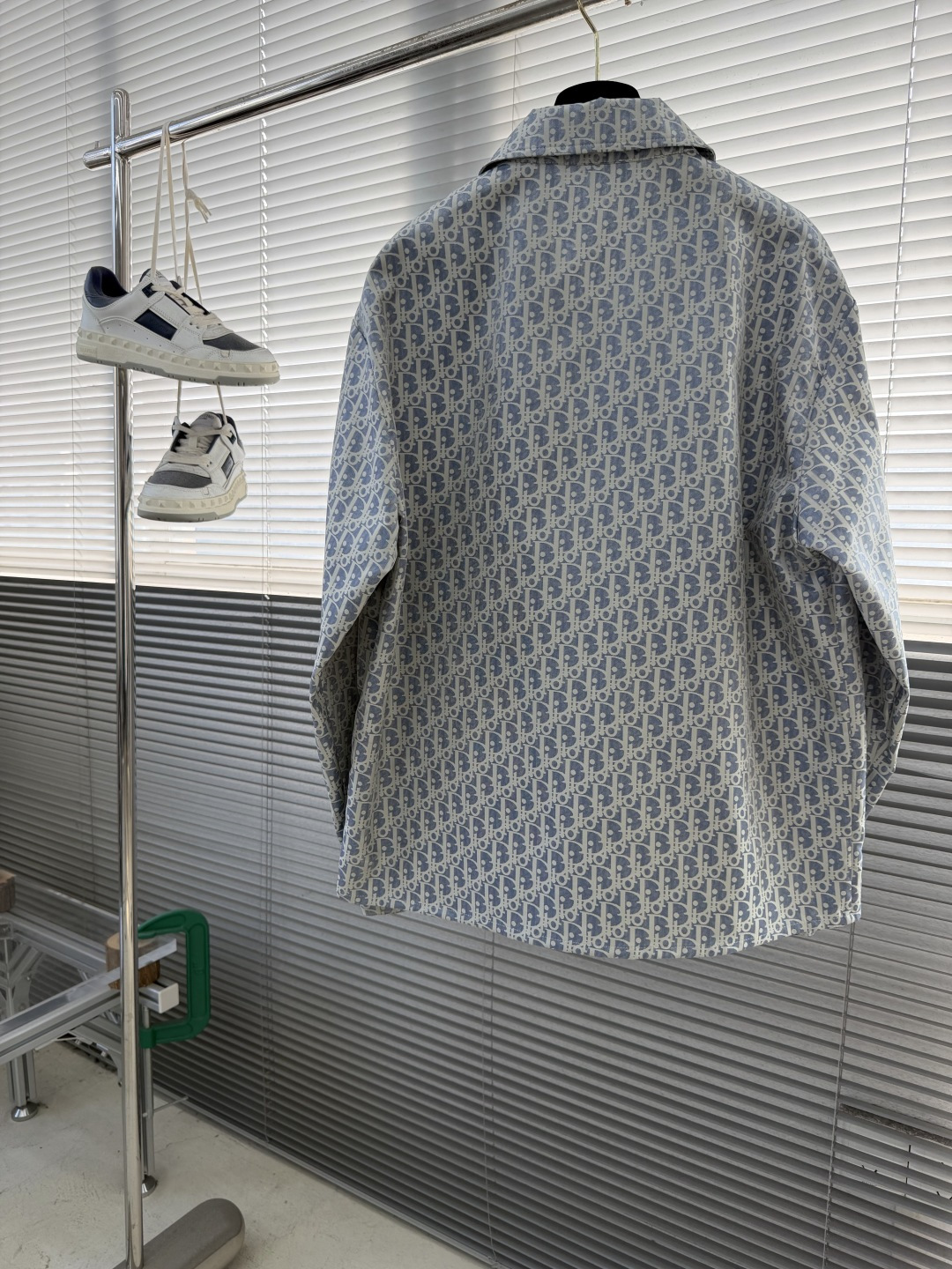 -Dio 新款外套饰以经典的 Oblique 印花，致敬 Dio 于 1969 年推出的经典图案。定织定