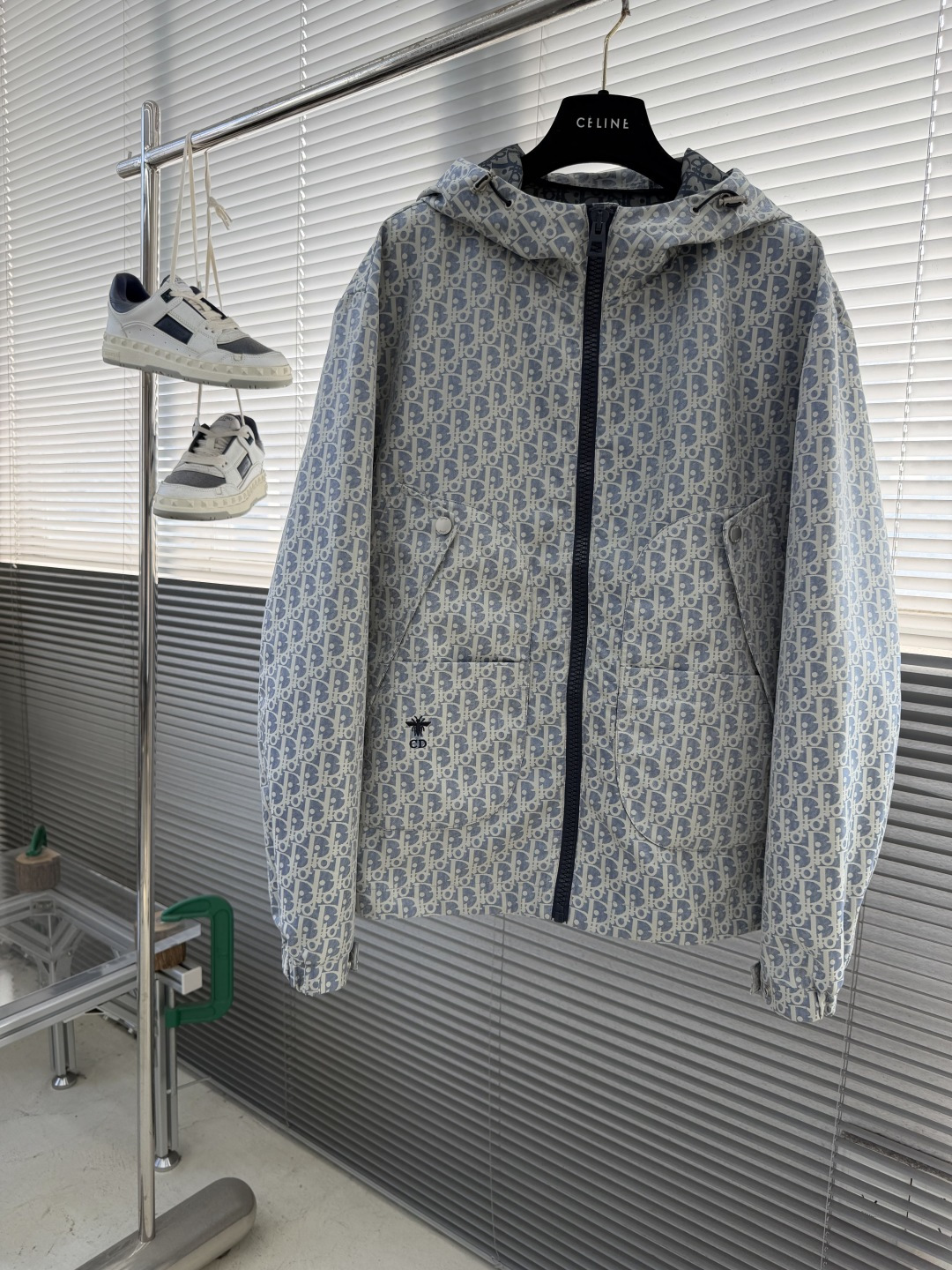 -Dio 新款外套饰以经典的 Oblique 印花，致敬 Dio 于 1969 年推出的经典图案。定织定