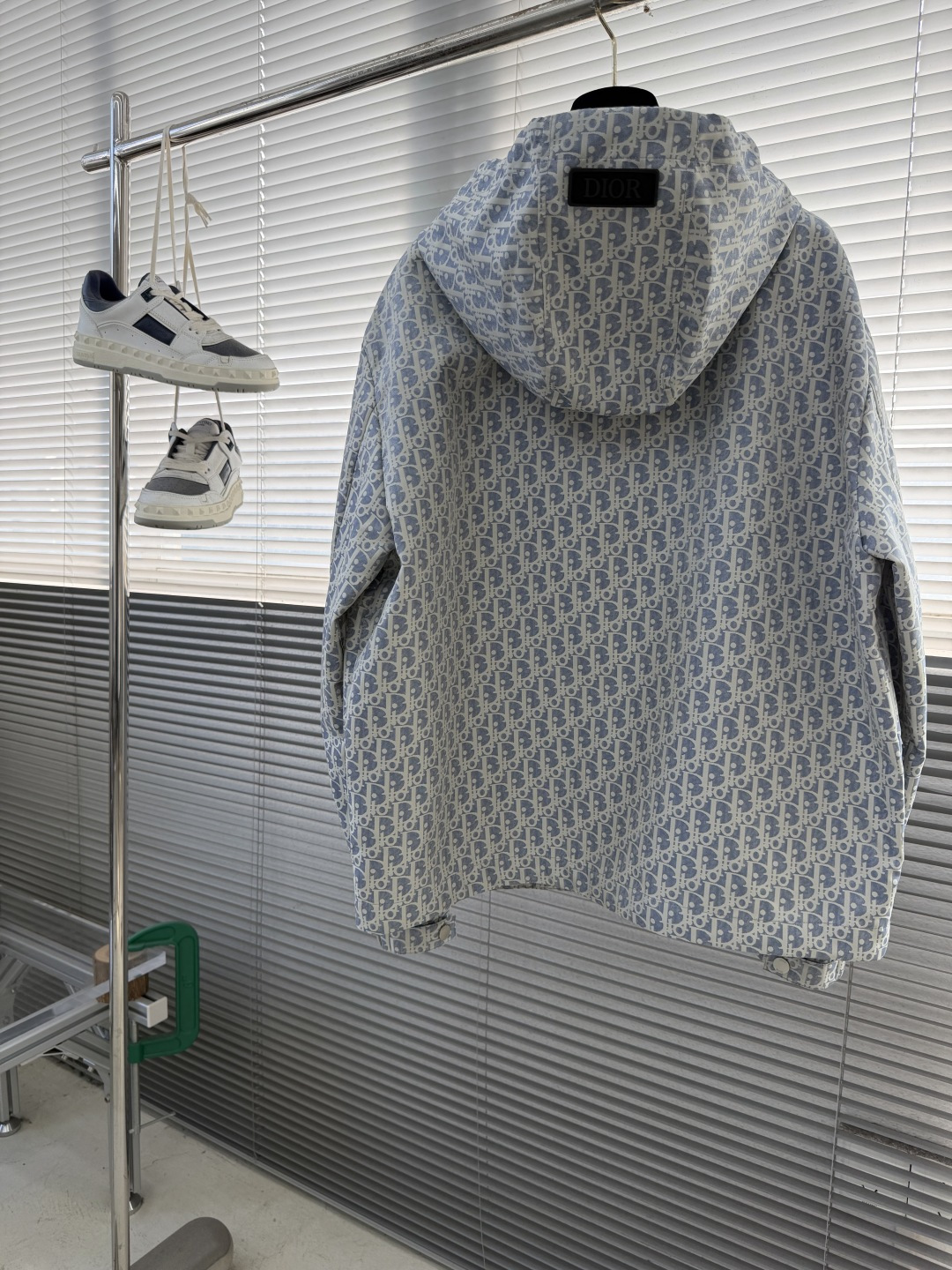 -Dio 新款外套饰以经典的 Oblique 印花，致敬 Dio 于 1969 年推出的经典图案。定织定