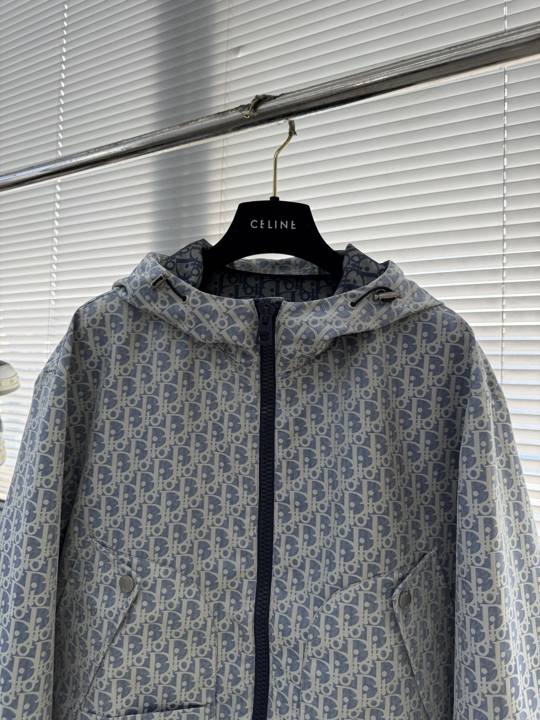 -Dio 新款外套饰以经典的 Oblique 印花，致敬 Dio 于 1969 年推出的经典图案。定织定