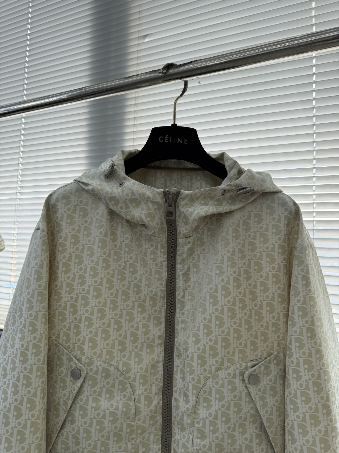 -Dio 新款外套饰以经典的 Oblique 印花，致敬 Dio 于 1969 年推出的经典图案。定织定