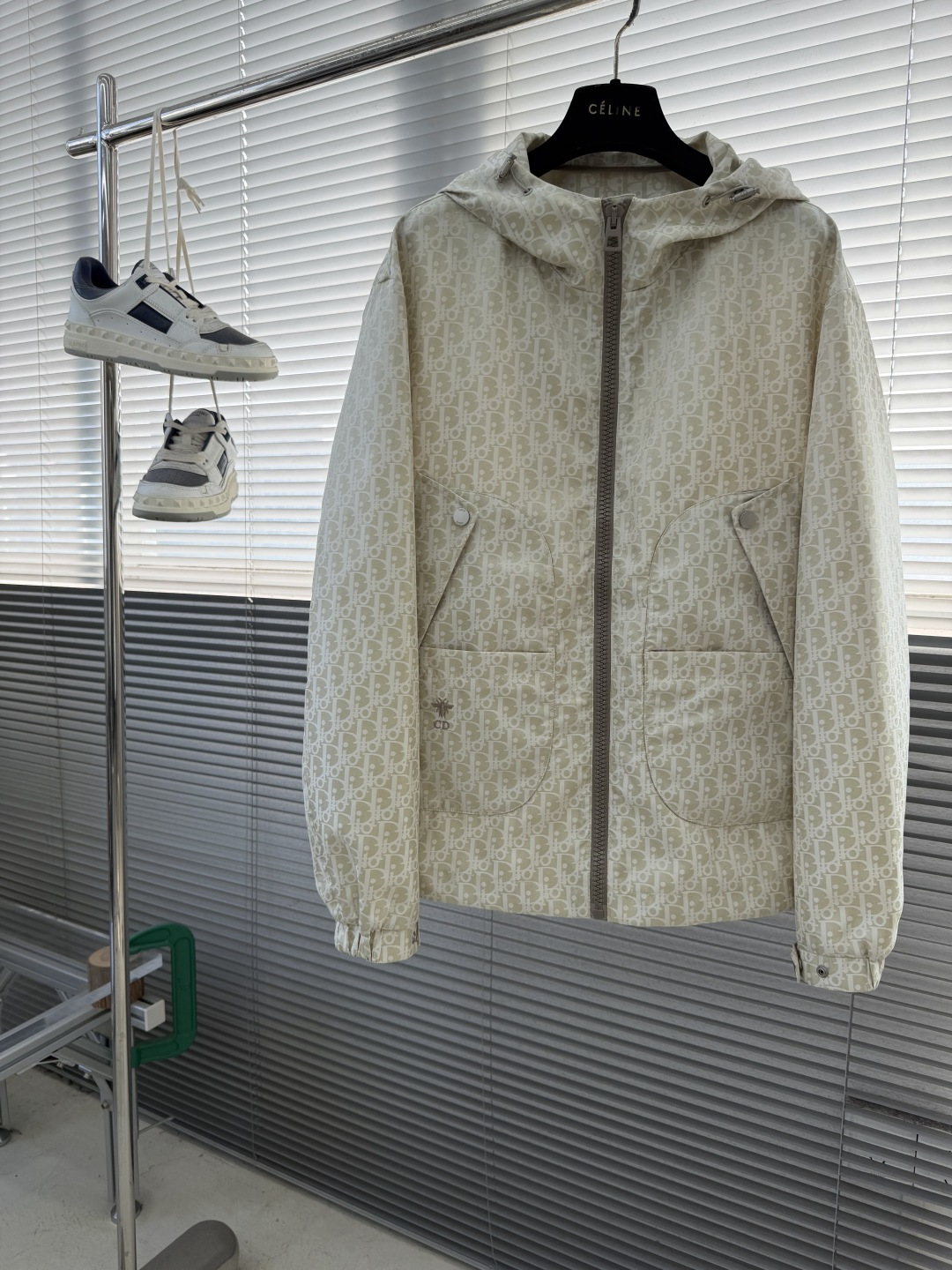 -Dio 新款外套饰以经典的 Oblique 印花，致敬 Dio 于 1969 年推出的经典图案。定织定