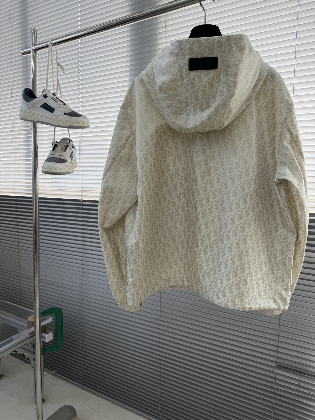 -Dio 新款外套饰以经典的 Oblique 印花，致敬 Dio 于 1969 年推出的经典图案。定织定