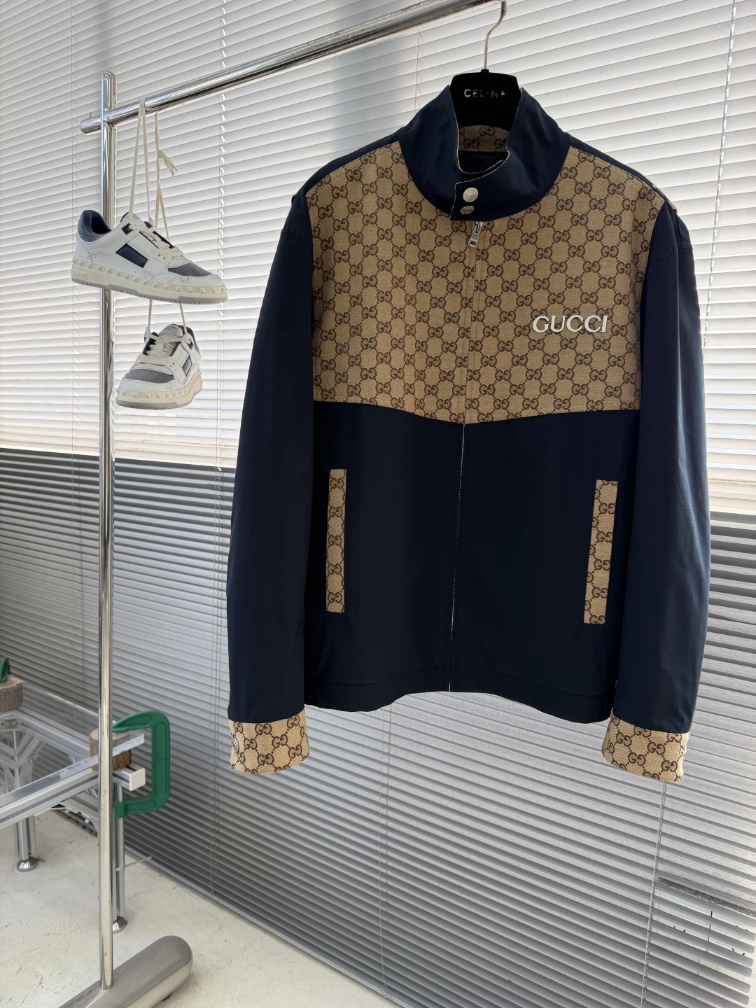 NO:743463,The highest version on the market, the girl inspects the goods, trims the three marks on the threads, and delivers the goods. You can send pictures and videos. If you want quality and service, please add me on WeChat. We will not accept urgent orders. -GUCC's new spring and autumn GG presbyopic stitching stand-up collar windproof and waterproof jacket, the same style for men and women. G super heavyweight fashion stitching jacket, the body is made of imported technical fabrics supplied by customers. The fabric has a smooth texture, significant windproof and waterproof functionality, and is extremely wear-resistant and practical. The appearance is quite superior! The body is designed with contrasting colors and is decorated with the classic GG mesh pattern. The classic elements are incorporated to highlight the brand's charm and luxury! The placket zipper design is easy to take off and off, and the imported silver hardware is supplied by the customer. The craftsmanship and details are very exquisite! The three-dimensional and smart short version is cut and the upper body is very wrapped. If you like it, close your eyes and put it away! Size 48-56 (M-3XL), Gucci-clothing,gucci,gucci,jackets & coats,jackets & coats,19860909市面最高版本小妹验货、修剪线头上三标、发货可发图及拍视频,要品质要服务的加我微信,不接急单. -GUCC春秋季新品GG老花拼接立领防风防水夹克,男女同款. G超级重磅款时尚拼接夹克外套,衣身精选客供进口科技面料制成,面料质感爽滑,防风防水功能性显著,同时极为耐磨实穿,品相相当优越！ 衣身采用拼接撞色设计,经典的GG网纹图案装饰,经典元素融入彰显出品牌魅力与奢华感！ 门襟拉链设计,轻松脱卸,客供进口银色五金,工艺与细节感都非常精致考究！立体干练的短款版型裁剪,上身包裹性极强,喜欢的闭眼收走吧！ 尺码48-56（M-3XL）,古驰-服装,gucci,gucci,jackets & coats,jackets & coats,,Women's clothing