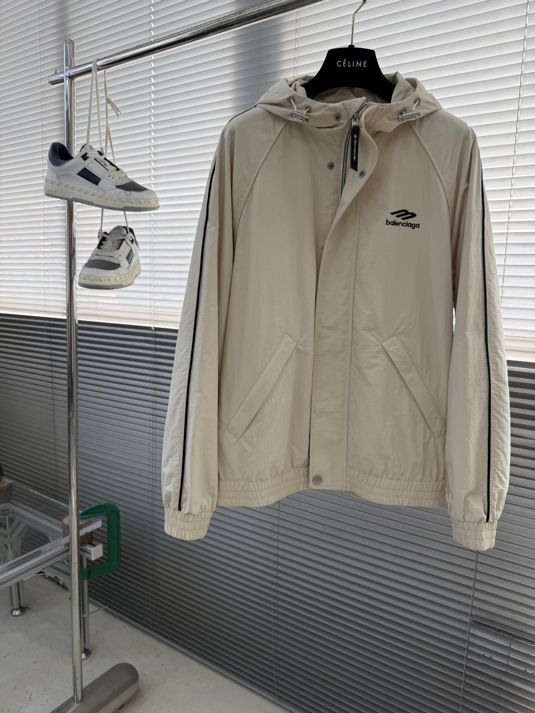 -Balenciag 3B标识‼️连帽夹克外套采用进口环保面料，高效持久防水透气，成衣做了剪裁设计 时尚